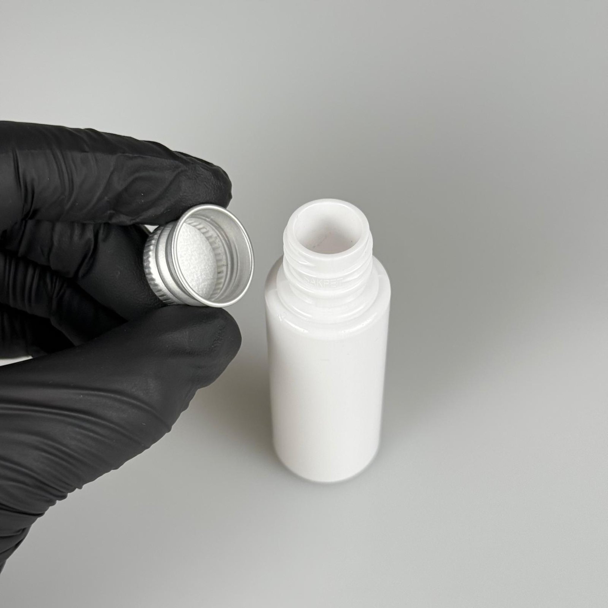 30 CC BEYAZ PET SHOT ŞİŞE - KÖPÜK CONTALI GÜMÜŞ ALÜMİNYUM METAL KAPAKLI TAKIM - 30 ML PLASTİK ŞİŞE