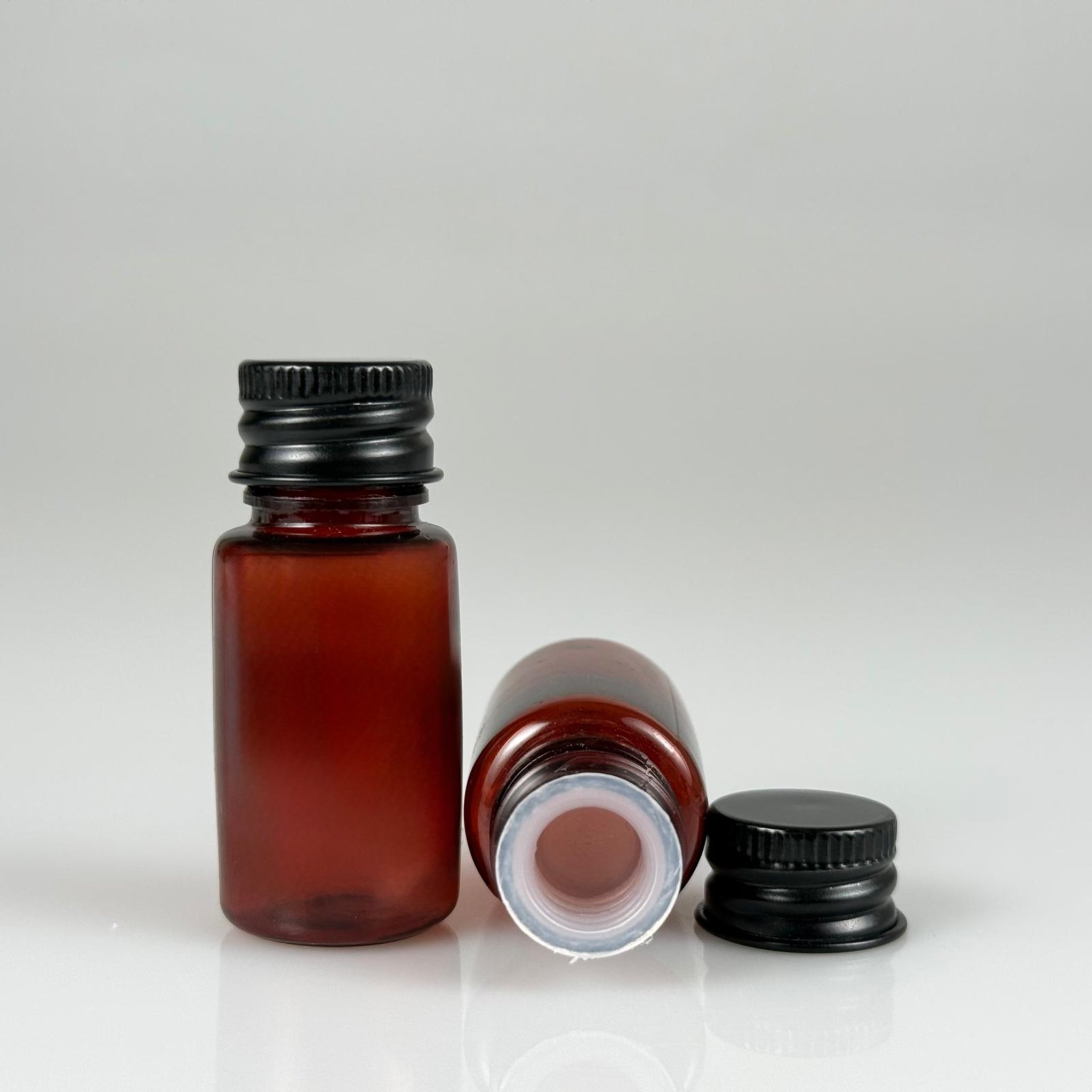 10 CC AMBER PET SHOT ŞİŞE - KÖPÜK CONTALI SİYAH ALÜMİNYUM METAL KAPAKLI + DAMLALIKLI KOLONYA TIPALI TAKIM - 10 ML KAHVERENGİ PLASTİK ŞİŞE