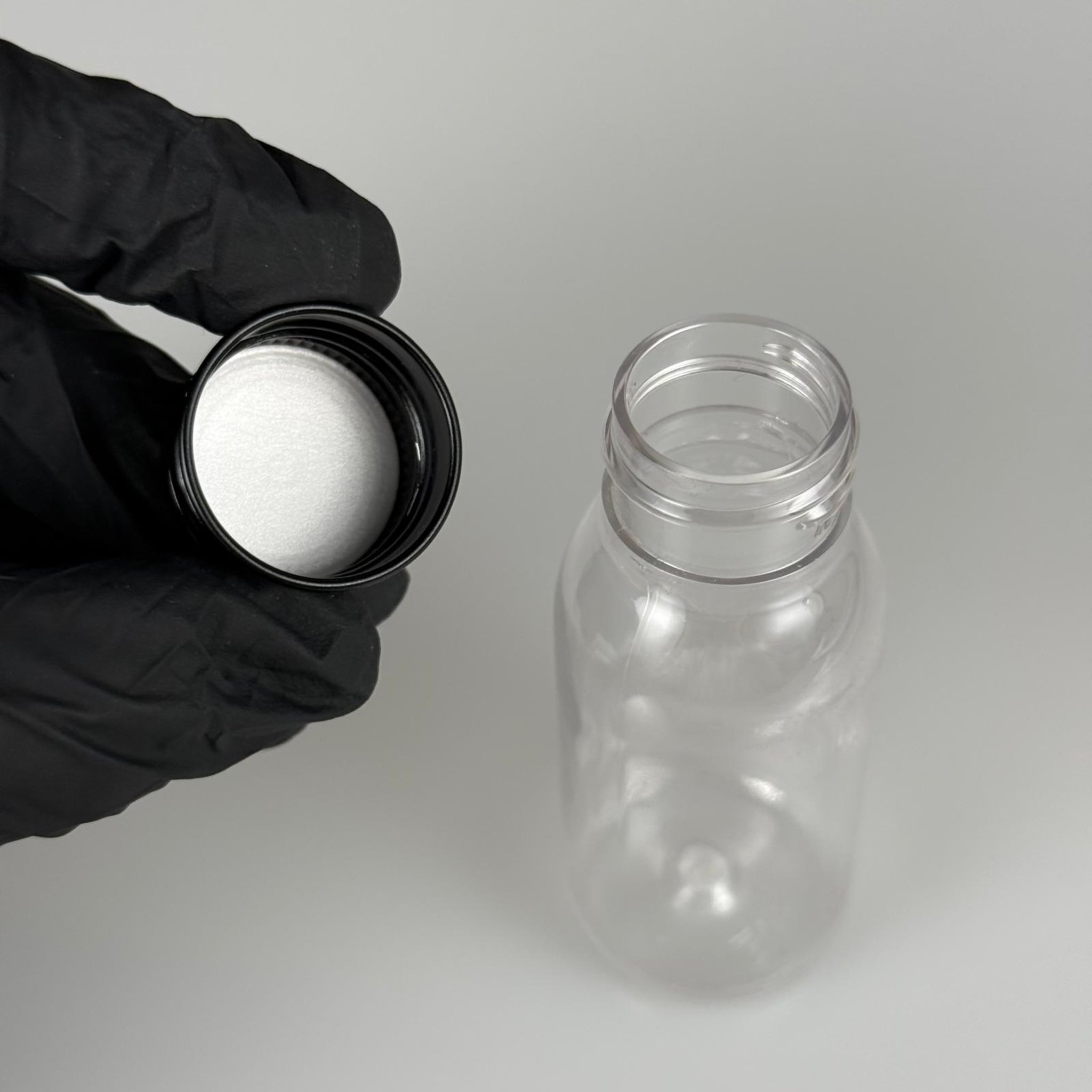 50 CC SERT PLASTİK ŞİŞE (24 AĞIZ) + KÖPÜK CONTALI SİYAH METAL ALÜMİNYUM KAPAK TAKIM - 50 ML KAPAKLI PLASTİK ŞİŞELER