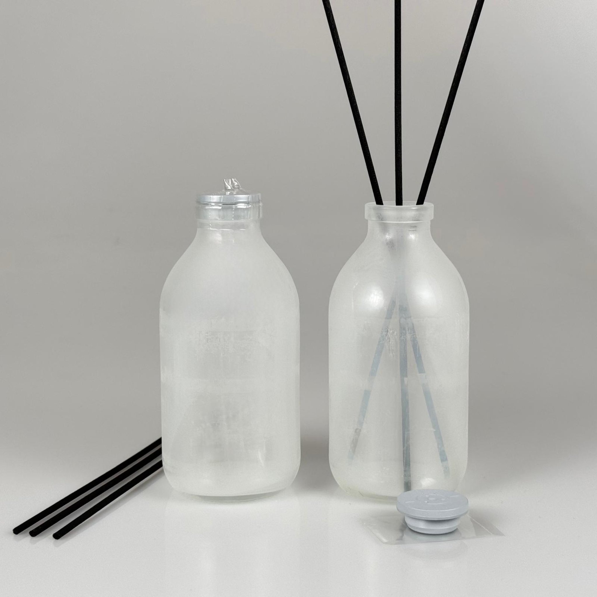 DİFFUSER BAMBU ODA KOKUSU ŞEŞELERİ - 250 CC ŞEFFAF SERUM ŞİŞE + KAUÇUK BUTİL TAPA (32 AĞIZ) + EMNİYET BANDI (ISI TABANCASI İLE UYGULANIR) + 3 ADET SİYAH (24 CM) FİBER BAMBU ÇUBUK