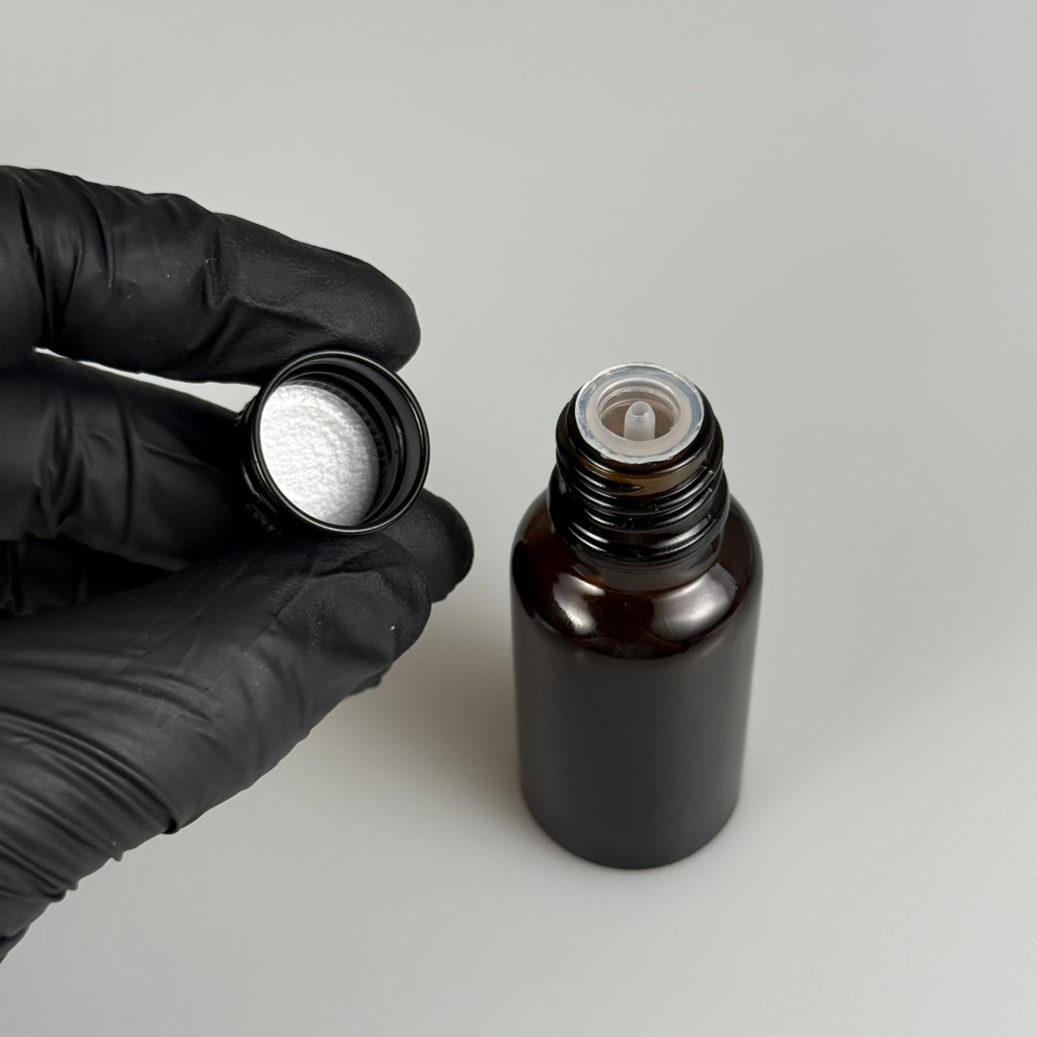 20 CC AMBER CAM ŞİŞE + KÖPÜK CONTALI SİYAH ALÜMİNYUM METAL KAPAKLI + DAMLALIKLI KOLONYA TIPALI TAKIM - 20 ML KAHVERENGİ CAM ŞİŞE