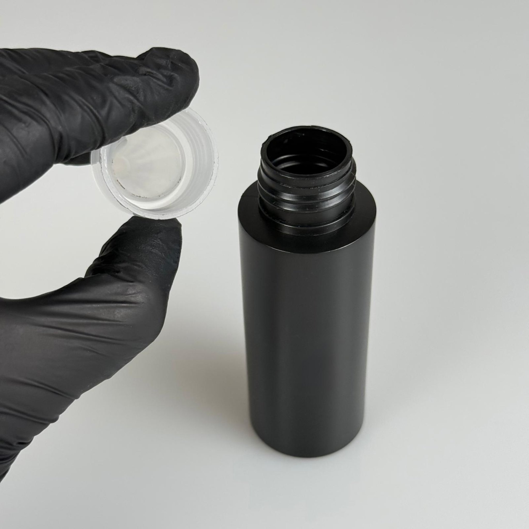 50 CC SİYAH POLİETİLEN PLASTİK ŞİŞE - 24 MM BEYAZ KAPAK TIPALI ŞEFFAF İNCE UÇLU AKITICI KAPAKLI  - 50 ML KAPAKLI PLASTİK ŞİŞE