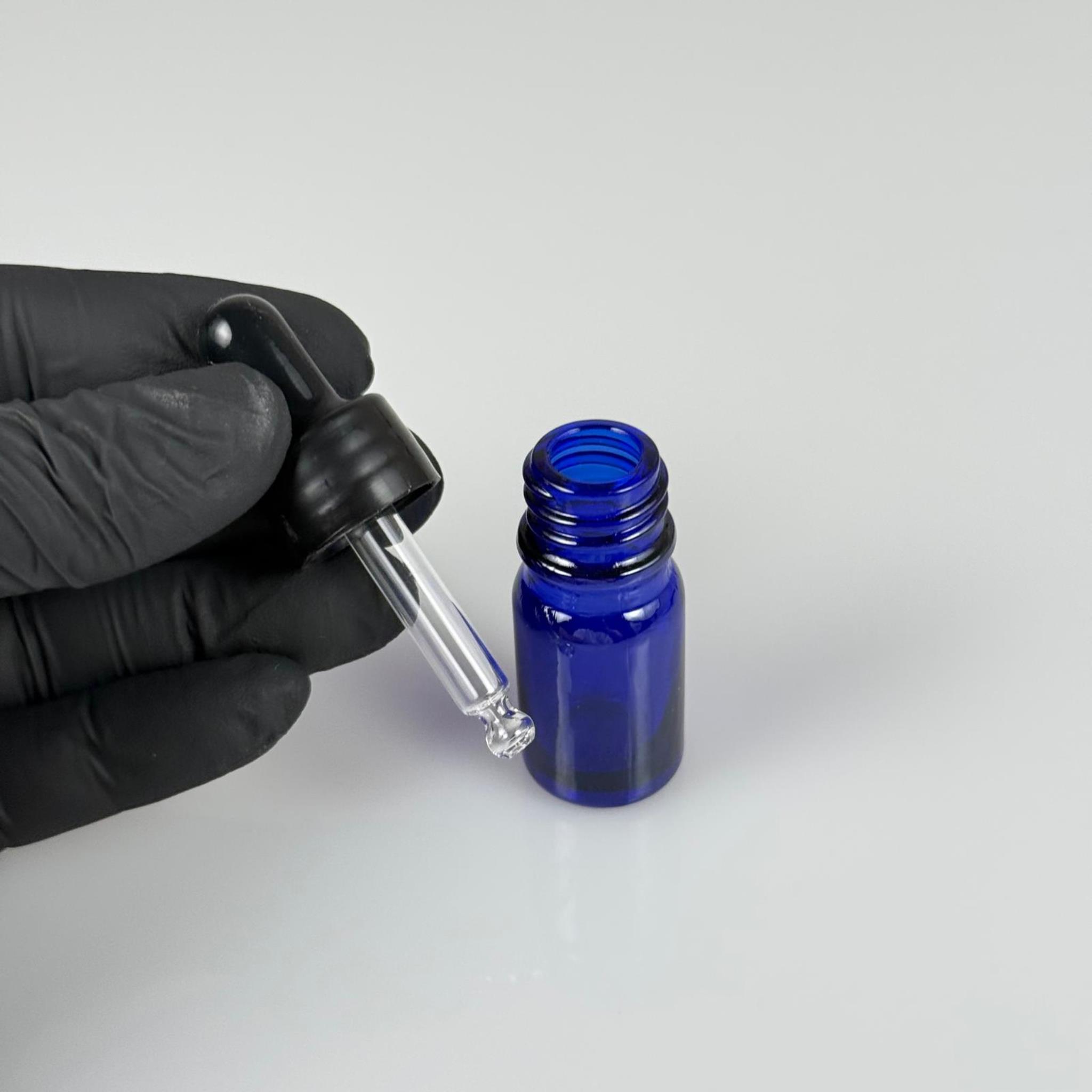 5 CC MAVİ CAM DAMLALIKLI ŞİŞE - SİYAH EMZİK - SİYAH DÜZ PLASTİK KAPAK - 5 ML MAVİ CAM DAMLALIKLI ŞİŞE