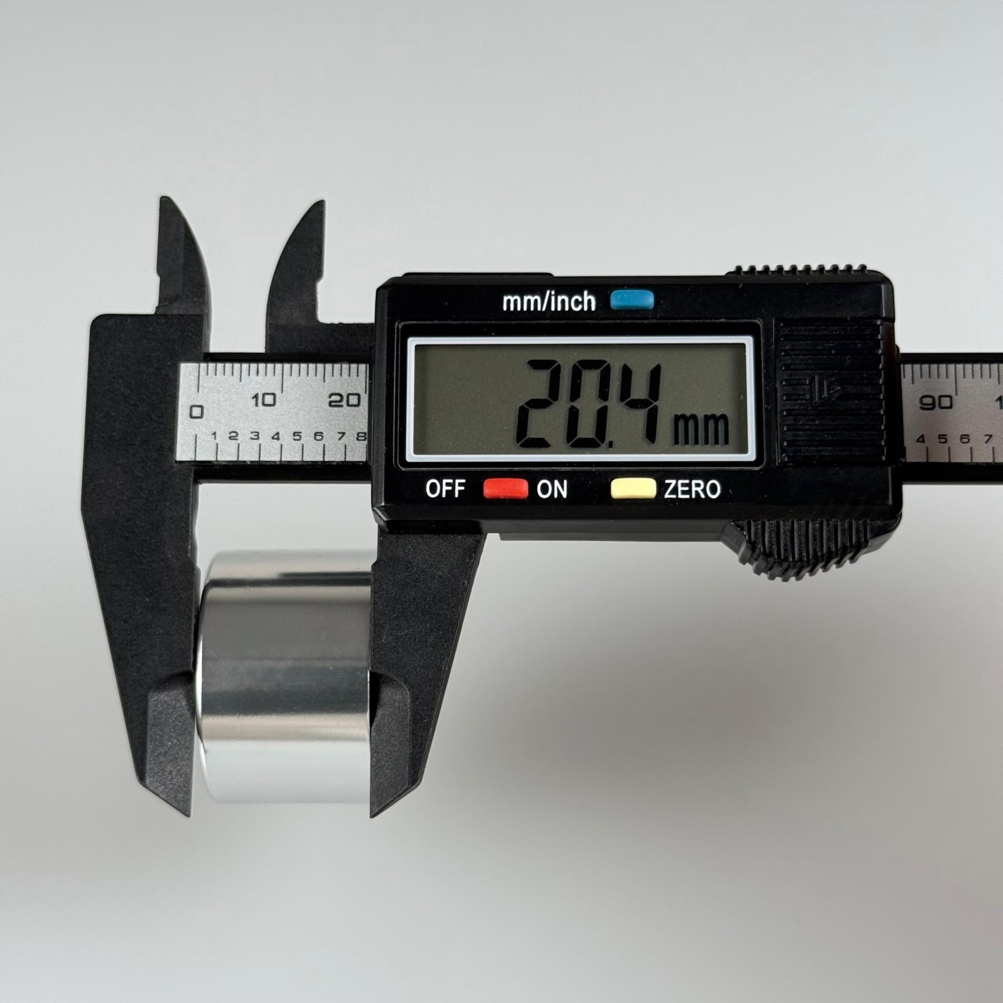 28 MM ALÜMİNYUM KAPLAMALI GÜMÜŞ KAPAK