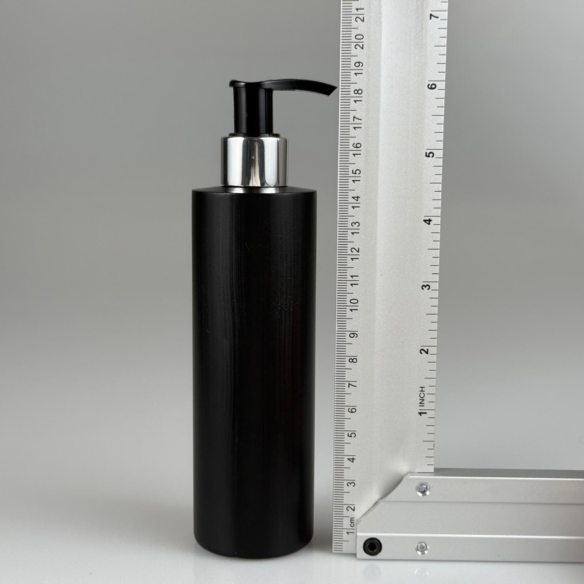 250 CC SİYAH POLİETİLEN ŞİŞE - GÜMÜŞ POMPALI ( ÜSTÜ SİYAH ) - 250 ML POMPALI PLASTİK ŞİŞE