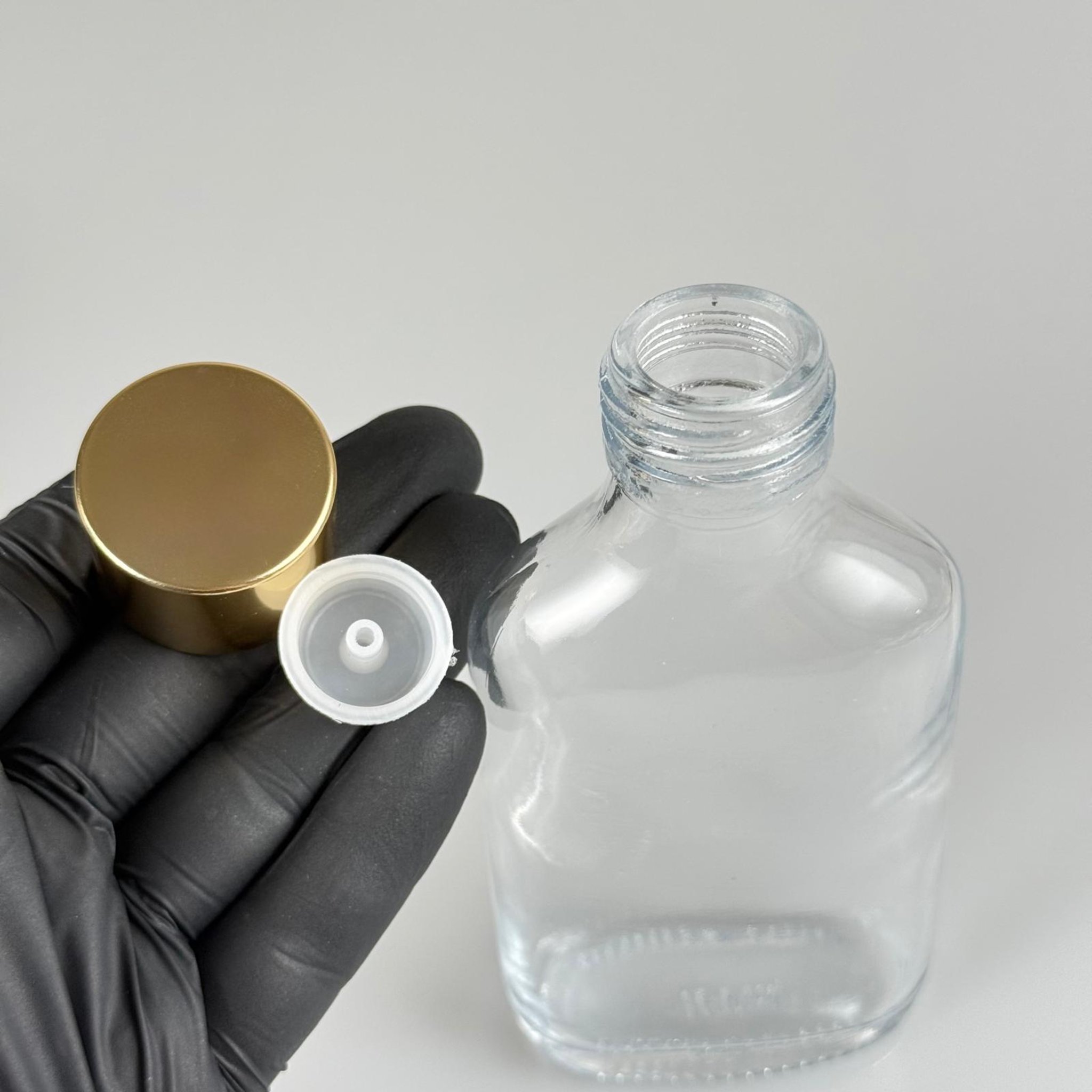 100 CC YASSI CAM ŞİŞE + ALÜMİNYUM KAPLAMA GOLD KAPAKLI + DAMLALIKLKI KOLONYA TIPALI TAKIM -  100 ML YASSI CAM ŞİŞE