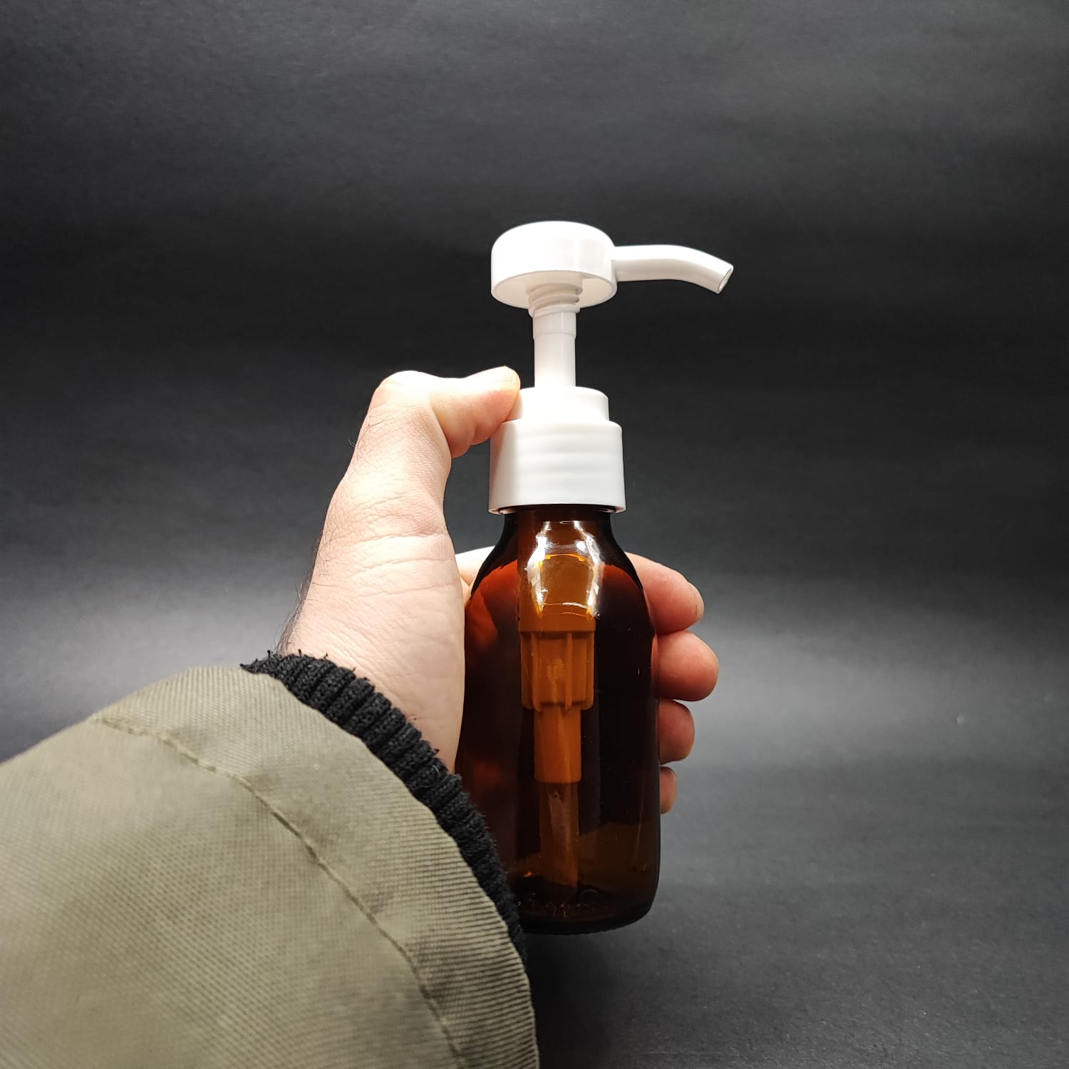 100 CC AMBER CAM ŞİŞE + BEYAZ DOZAJ POMPALI (HER BASMADA 4 CC SIVI ATAR)  - 100 ML POMPALI ŞİŞE - ŞURUP, ŞAMPUAN, KREM GİBİ YOĞUN KIVAMLI SIVILARDA KULLANILIR