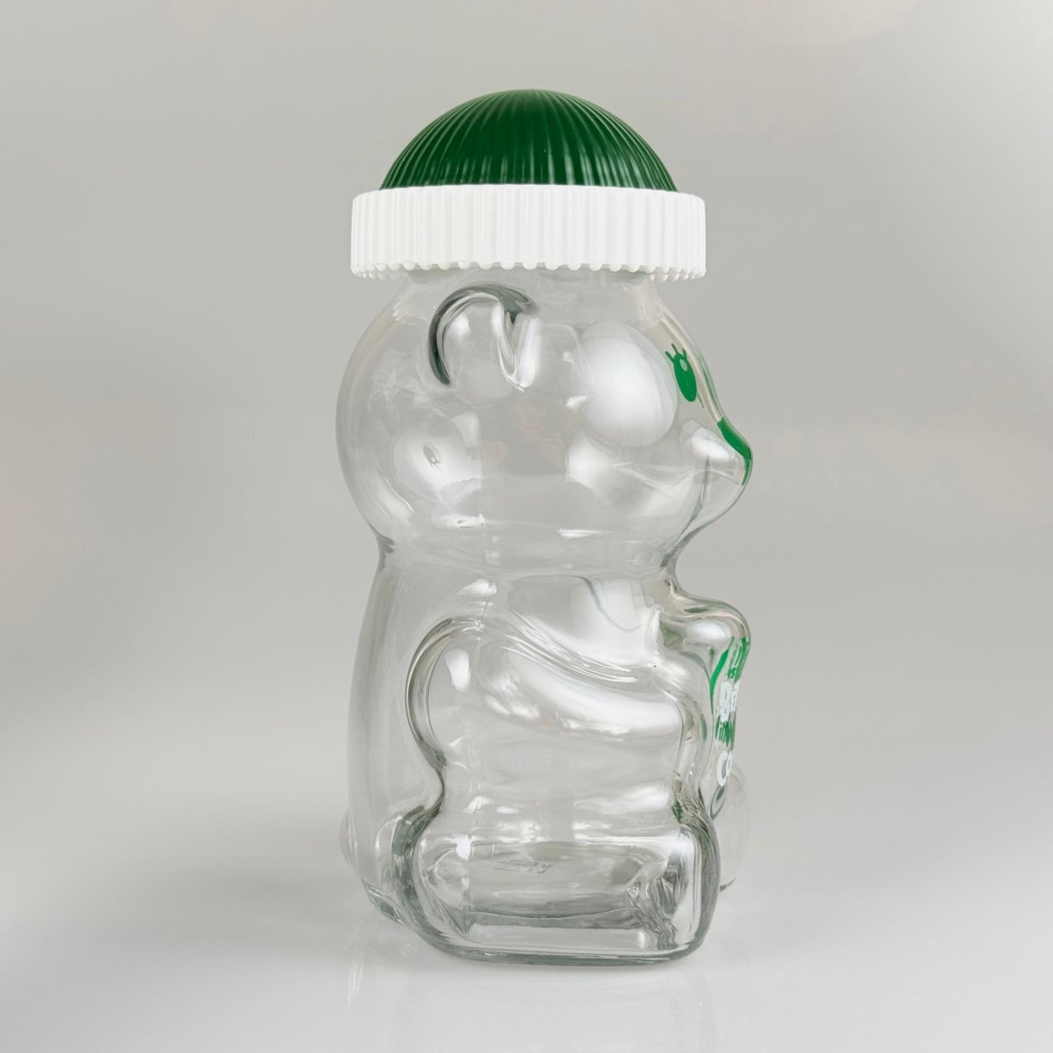500 CC PİPETLİ CAM AYICIK BARDAK - YEŞİL KAPAKLI + FIRÇALI PASLANMAZ ÇELİK GÜMÜŞ PİPETLİ TAKIM - 500 ML AYICIK FİGÜRLÜ PİPETLİ CAM SU , SOĞUK KAHVE ,  MEYVE SUYU ,  MEŞRUBAT BARDAĞI VB - HEDİYELİK BARDAK