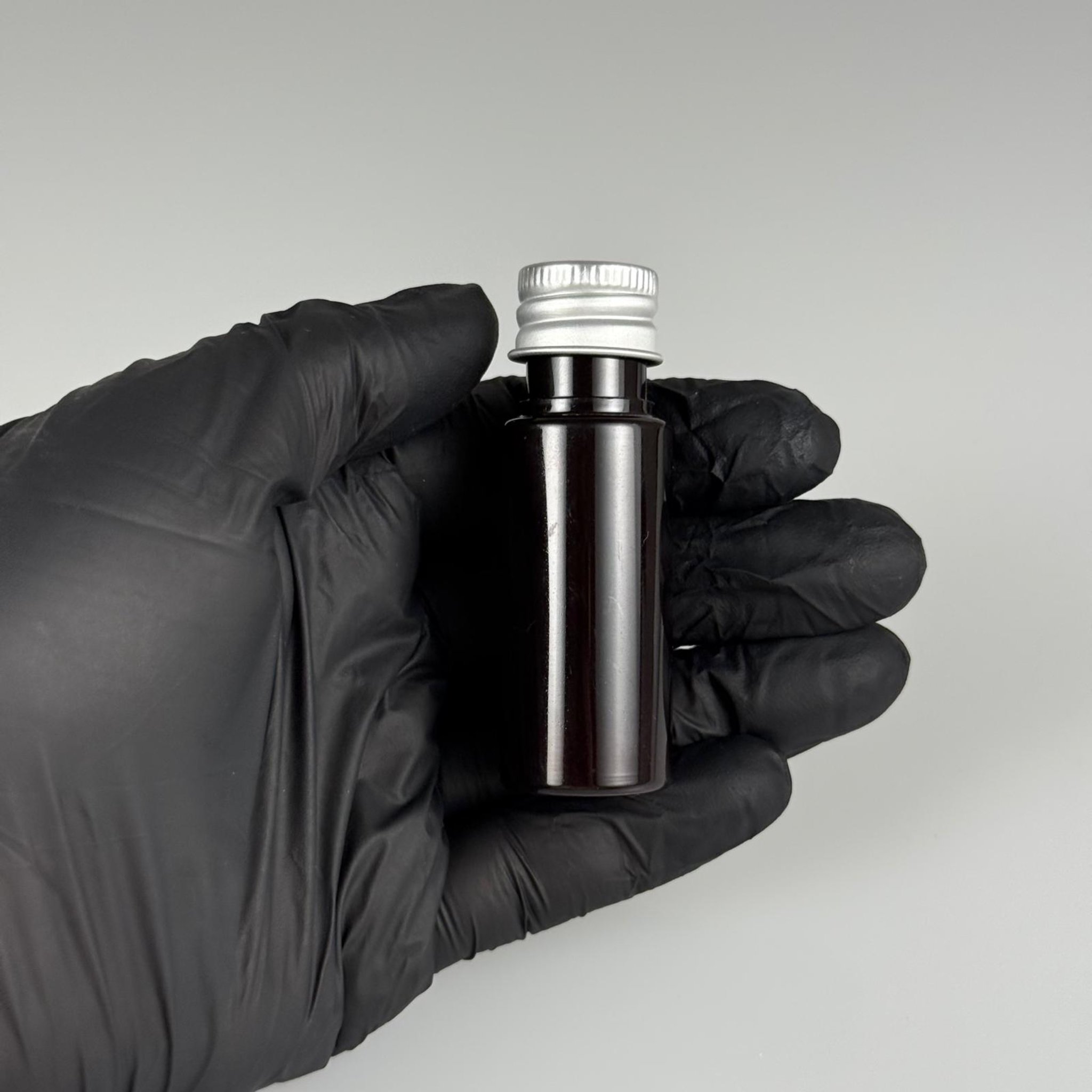 15 CC AMBER SİLİNDİR PET ŞİŞE + KÖPÜK CONTALI GÜMÜŞ ALÜMİNYUM METAL KAPAKLI + KÖR TIPALI TAKIML - 15 ML KAHVERENGİ PET ŞİŞE