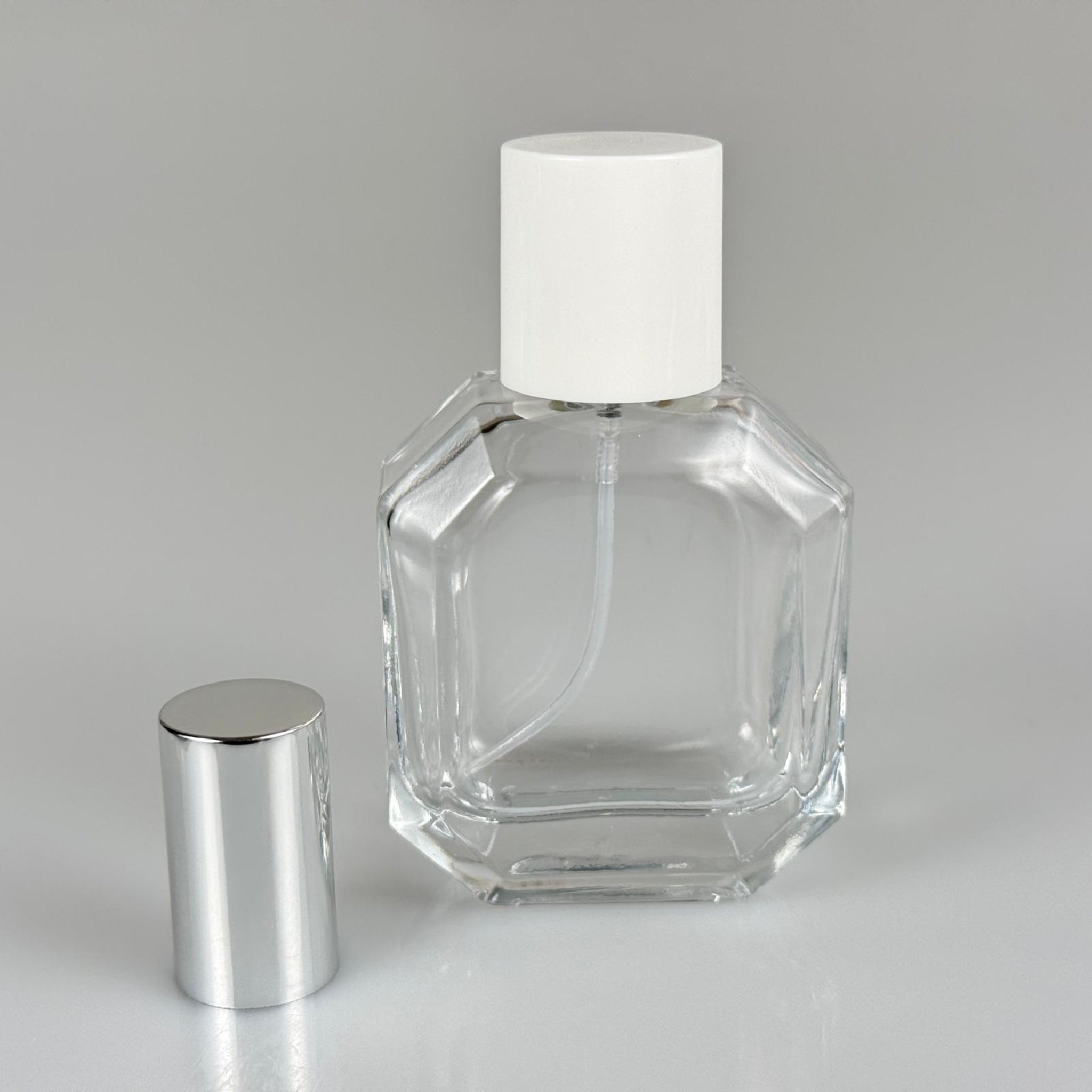 50 ML KAZABLANKA MODEL KÖŞELİ PARFÜM ŞİŞESİ + GÜMÜŞ METALE METAL SPREY + BEYAZ POLO KAPAKLI SET (AĞIZ 13 MM VİDALI) TEKRAR DOLDURULABİLİR
