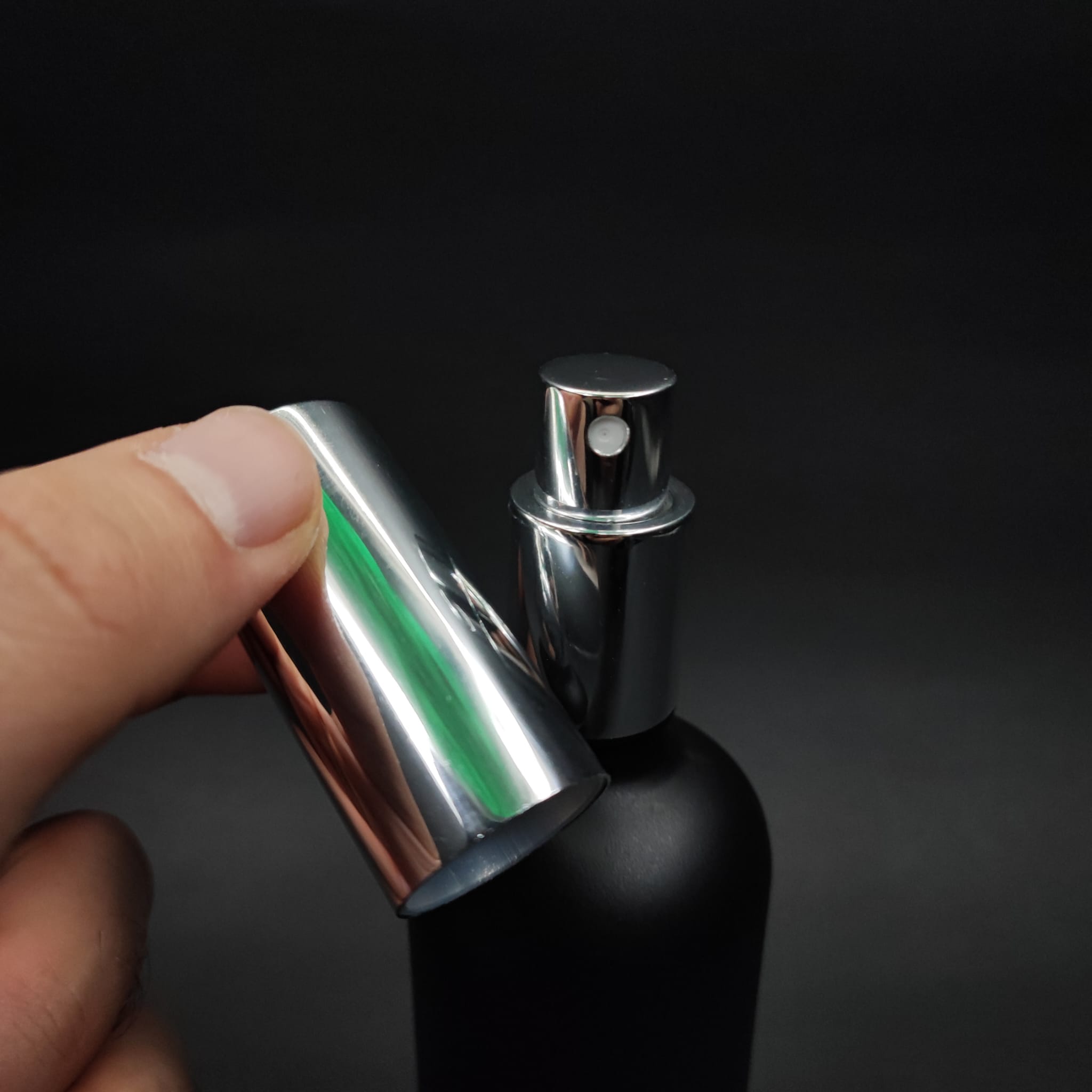 100 ML LÜKS VİDALI VALF ÇEVİRME PARFÜM ŞİŞELERİ - 100 CC MAT SİYAH CAM ŞİŞE - SİYAH METAL SPREYLİ KAPAKLI SET