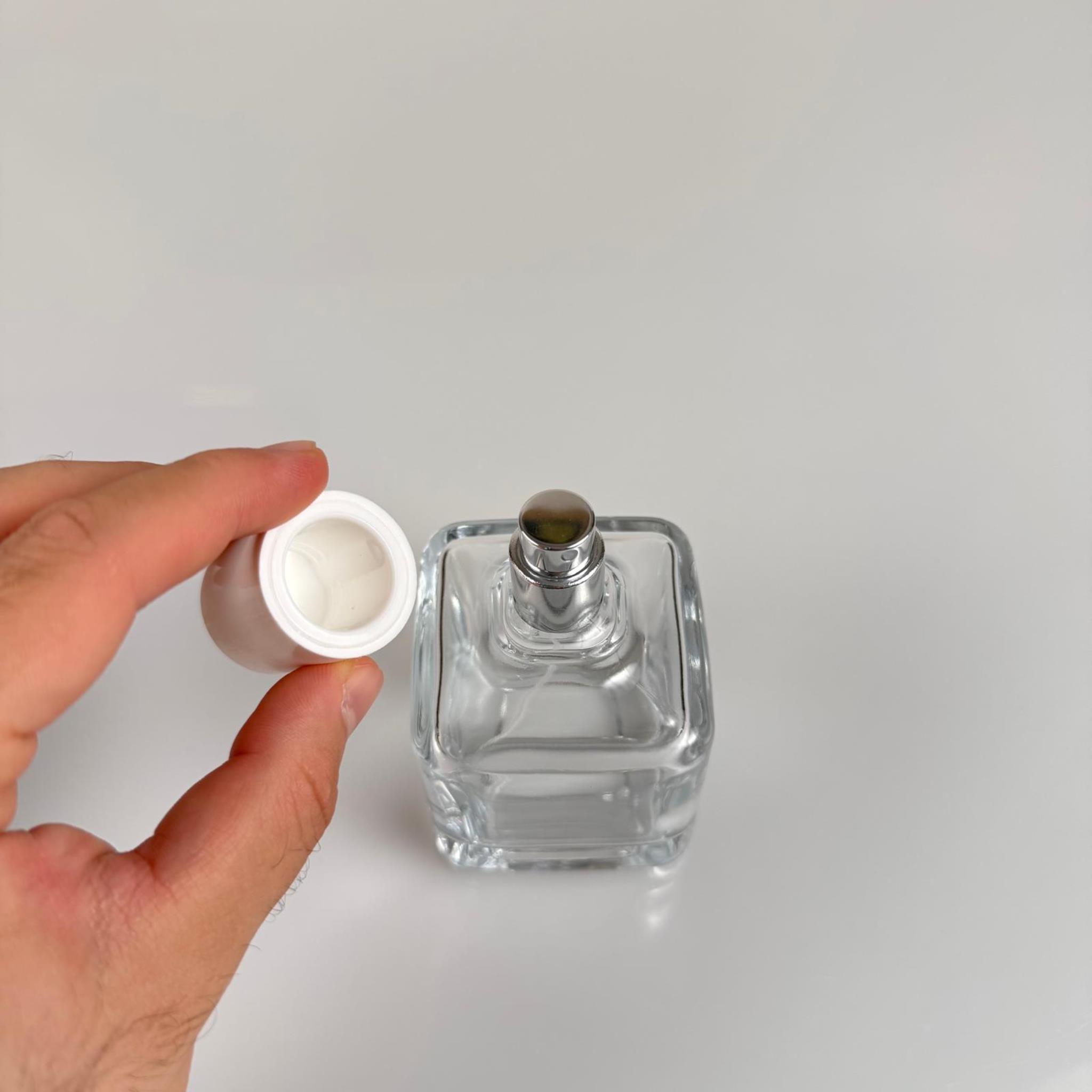 100 ML KARE MODEL LURA PARFÜM ŞİŞESİ - GÜMÜŞ METAL SPREYLİ + BEYAZ KAPAKLI (AĞIZ 15 MM GEÇME KOLAY KAPAMA)