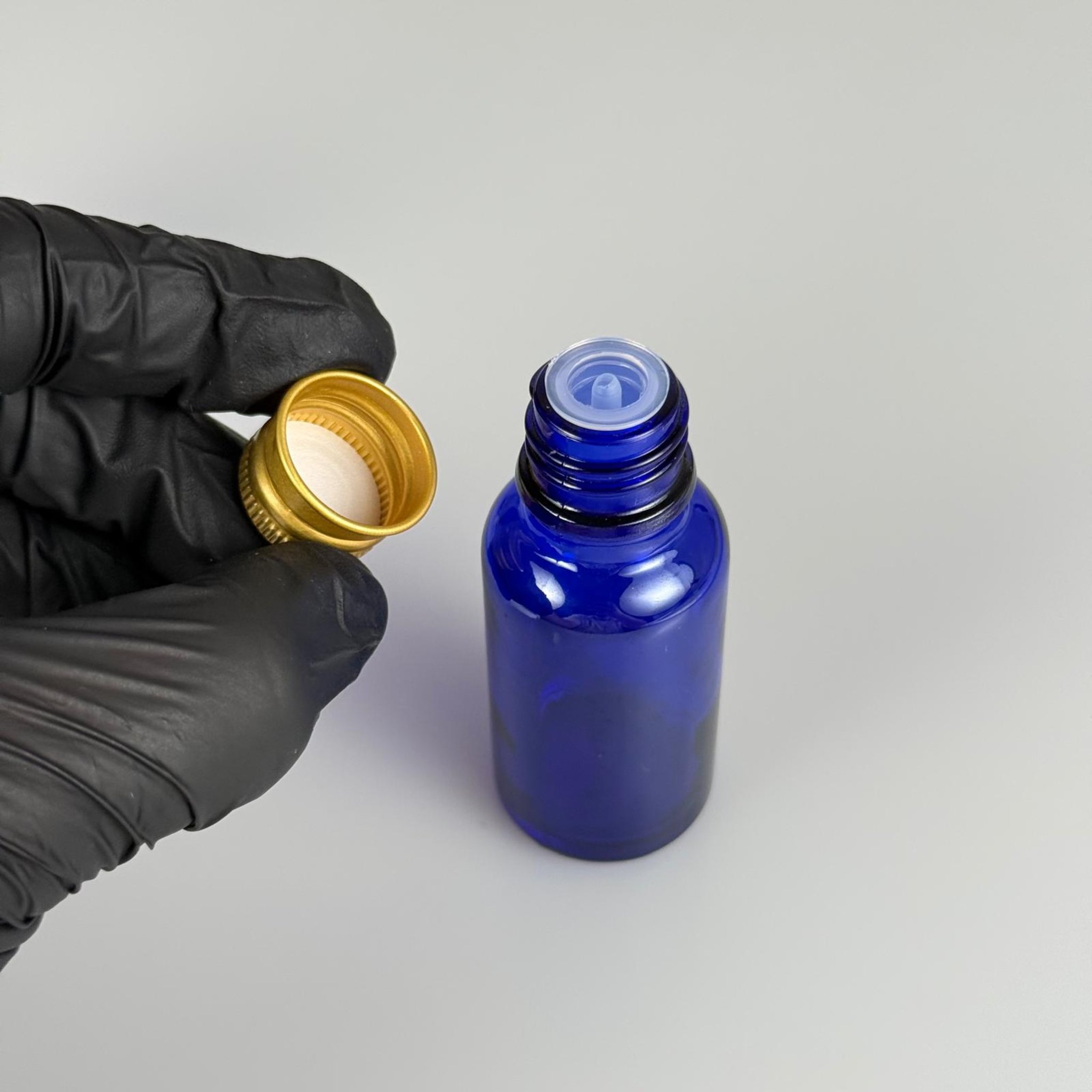 20 CC MAVİ CAM ŞİŞE + KÖPÜK CONTALI GOLD ALÜMİNYUM METAL KAPAKLI + DAMLALIKLI KOLONYA TIPALI TAKIM - 20 ML MAVİ CAM ŞİŞE