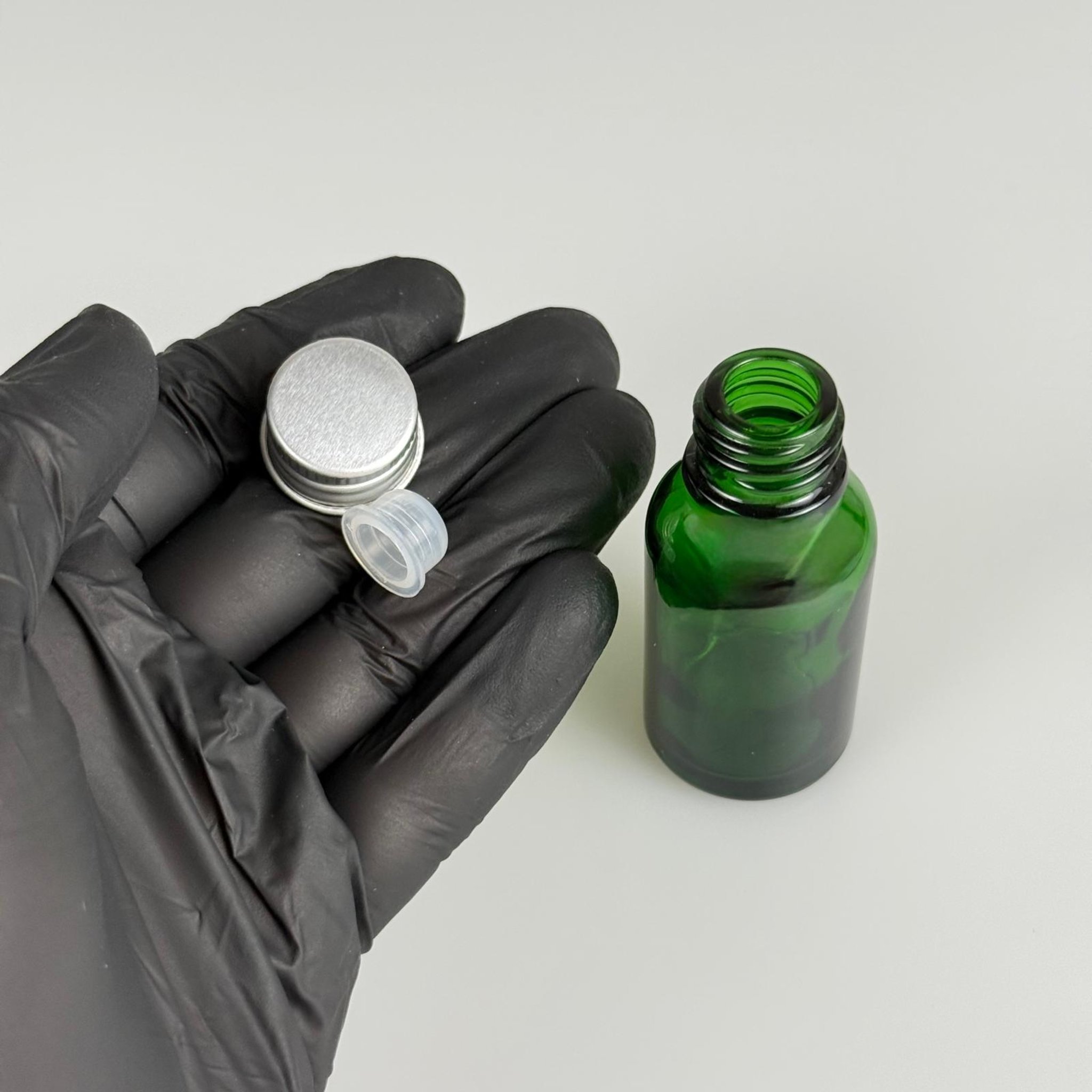 15 CC YEŞİL CAM ŞİŞE + KÖPÜK CONTALI GÜMÜŞ ALÜMİNYUM METAL KAPAKLI + KÖR TIPALI TAKIM - 15 ML YEŞİL CAM ŞİŞE