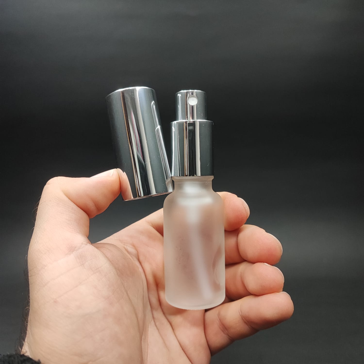 20 ML LÜKS VİDALI VALF ÇEVİRME PARFÜM ŞİŞELERİ - 20 CC BUZLU CAM ŞİŞE - GÜMÜŞ METAL SPREYLİ KAPAKLI SET