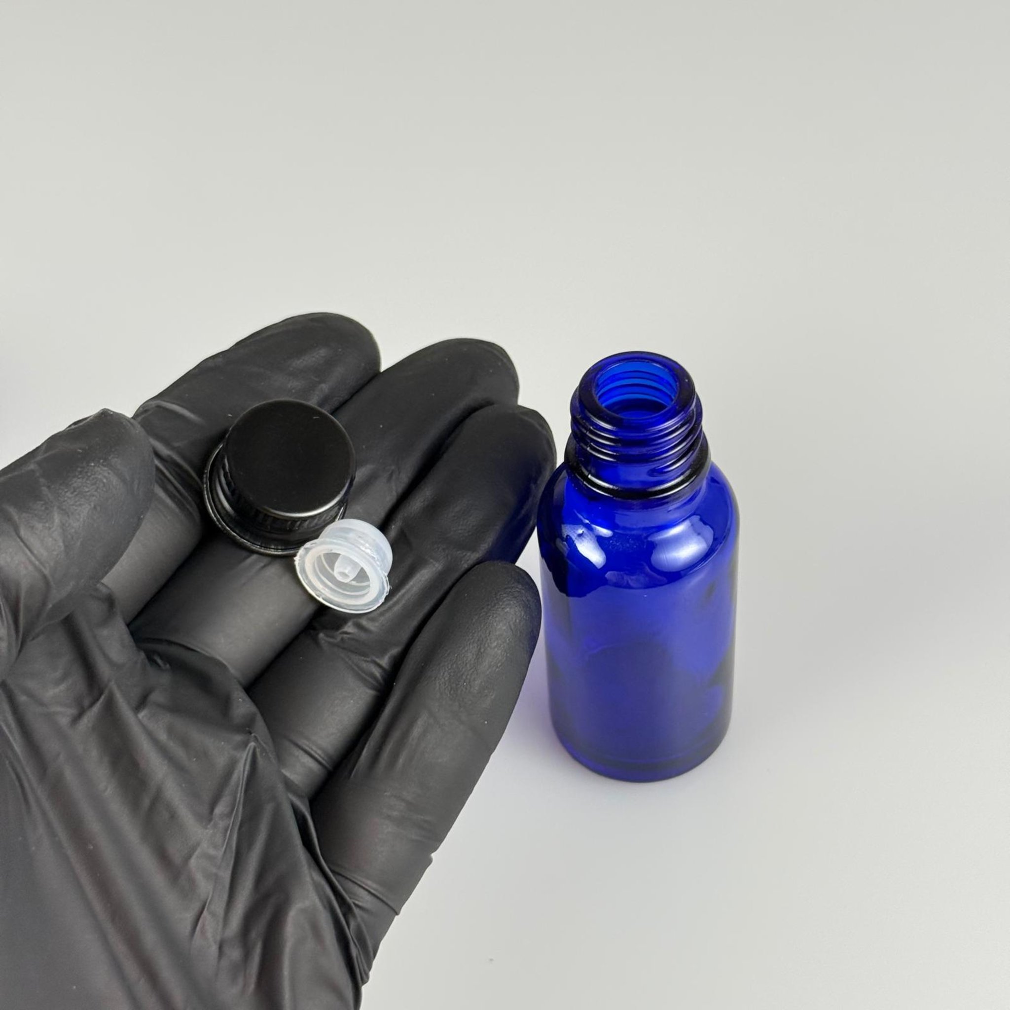 20 CC MAVİ CAM ŞİŞE + KÖPÜK CONTALI SİYAH ALÜMİNYUM METAL KAPAKLI + DAMLALIKLI KOLONYA TIPALI TAKIM - 20 ML MAVİ CAM ŞİŞE