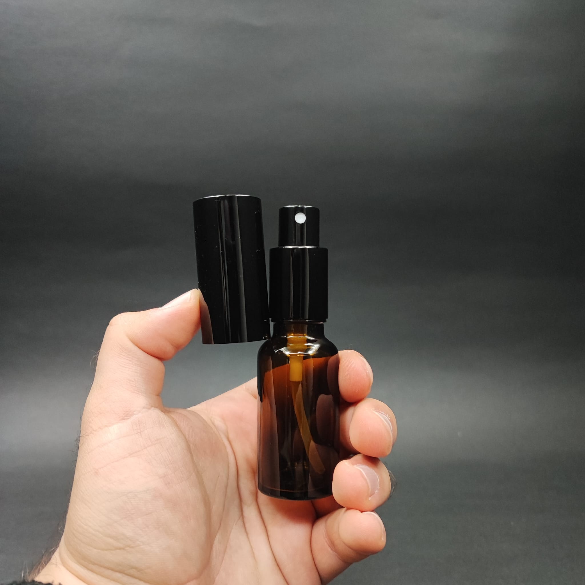 20 ML LÜKS VİDALI VALF ÇEVİRME PARFÜM ŞİŞELERİ - 20 CC AMBER CAM ŞİŞE - SİYAH METAL SPREYLİ KAPAKLI SET