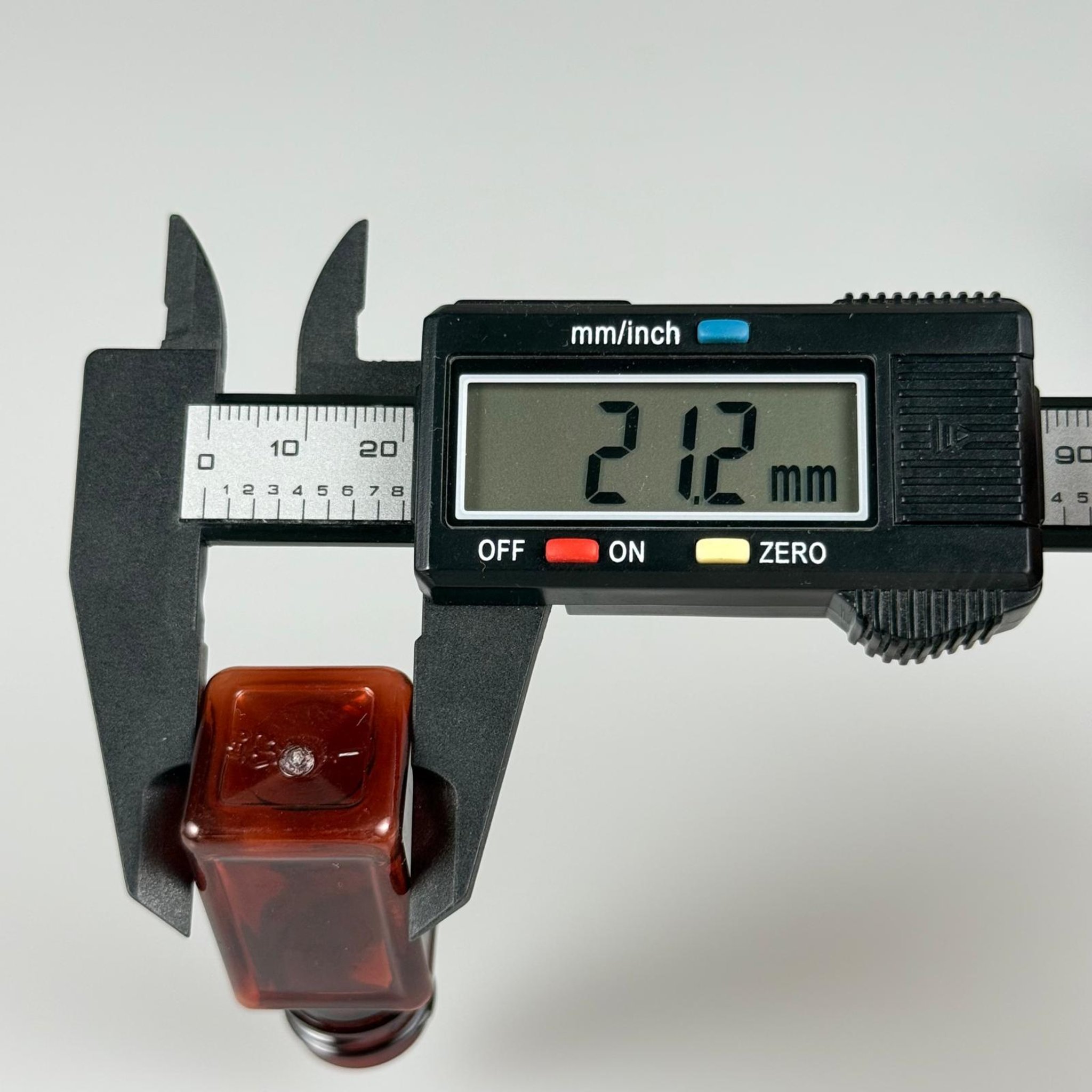 10 CC AMBER KARE PET SHOT ŞİŞE - KÖPÜK CONTALI SİYAH ALÜMİNYUM METAL KAPAKLI + DAMLALIKLI KOLONYA TIPALI TAKIM - 10 ML KAHVERENGİ PLASTİK ŞİŞE
