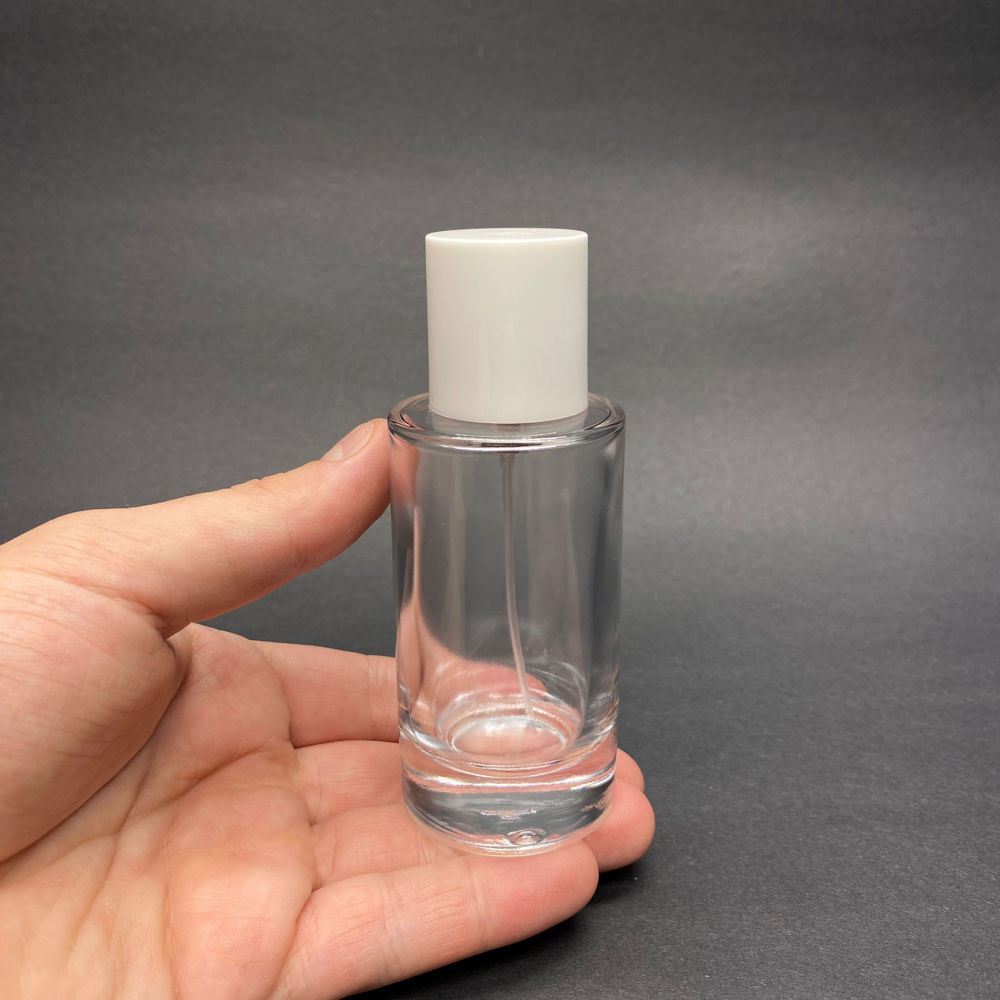 50 ML SİLİNDİR MODEL MARS PARFÜM ŞİŞESİ - GÜMÜŞ METAL SPREYLİ + BEYAZ KAPAKLI (AĞIZ 15 MM GEÇME KOLAY KAPAMA)