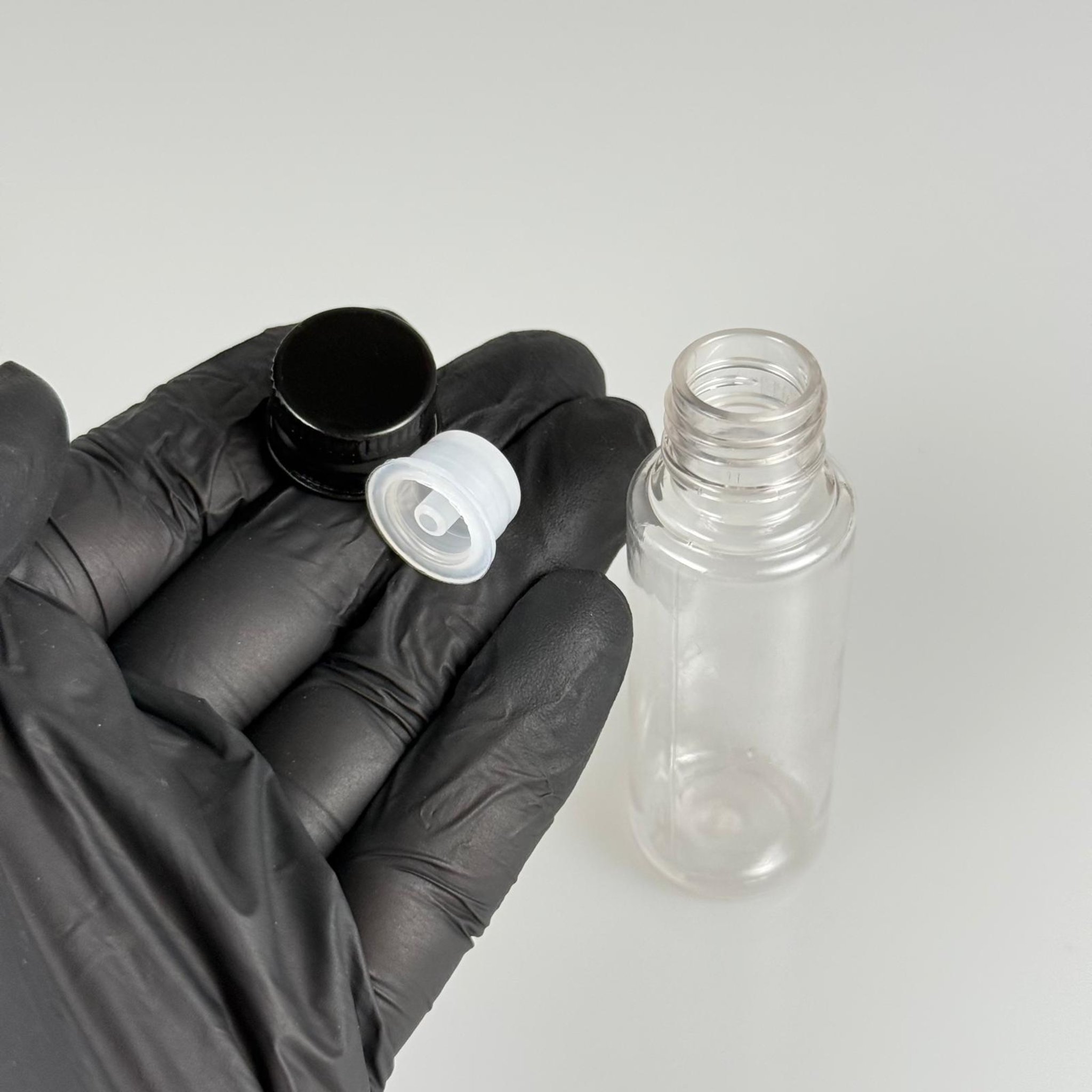 30 CC ŞEFFAF PET SHOT ŞİŞE - KÖPÜK CONTALI SİYAH ALÜMİNYUM METAL KAPAKLI + DAMLALIKLI KOLONYA TIPALI TAKIM - 30 ML PLASTİK ŞİŞE