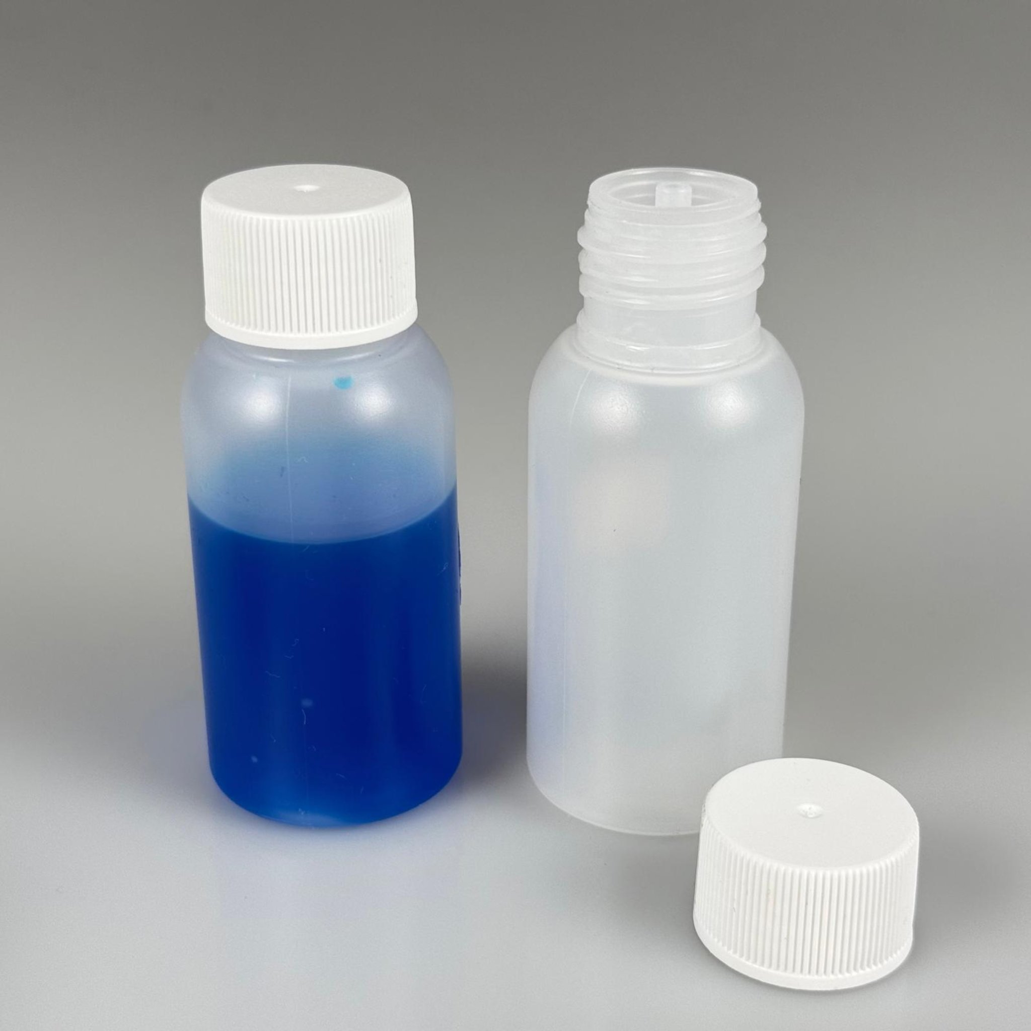 50 ML SIKILABİLİR YUMUŞAK POLİETİLEN PE PLASTİK ŞİŞE - CONTALI BEYAZ KAPAKLI + KOLONYA TIPALI - 50 cc sos, yağ, kartuş, mürekkep vb için boş şişeler