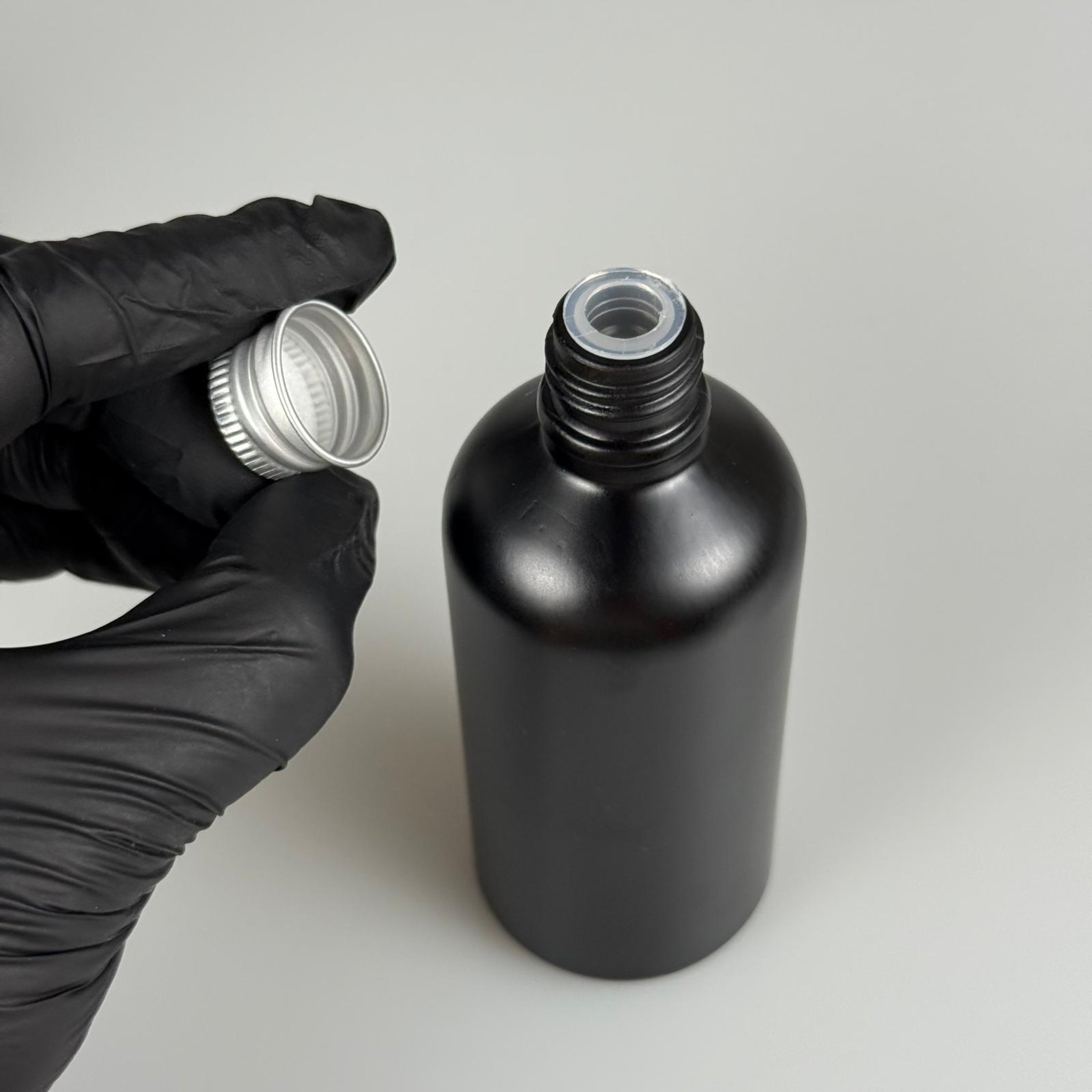 100 CC MAT SİYAH CAM ŞİŞE + KÖPÜK CONTALI GÜMÜŞ ALÜMİNYUM METAL KAPAKLI + KÖR TIPALI TAKIM - 100 ML MAT SİYAH CAM ŞİŞE