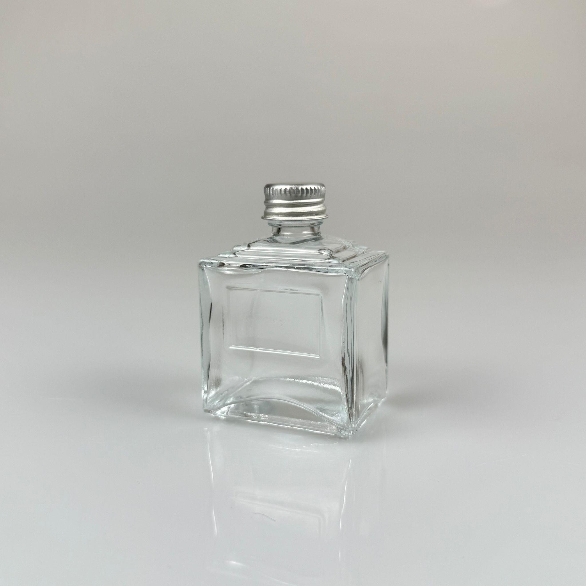 50 CC KÖŞELİ PRİZMA CAM ŞİŞE - GÜMÜŞ METAL KAPAKLI - 50 ML PRESTİJLİ ŞİŞE