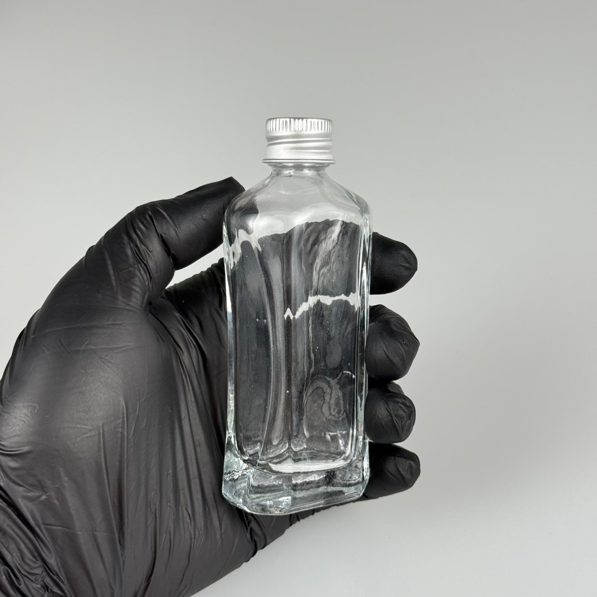 50 CC MİLANO MODEL CAM ŞİŞE + GÜMÜŞ ALÜMİNYUM METAL KAPAKLI TAKIM - 50 ML LÜKS CAM ŞİŞE (CAMIN KALINLIĞI İLE İLGİLİ + - 5 ML TOLERANS OLABİLİR)