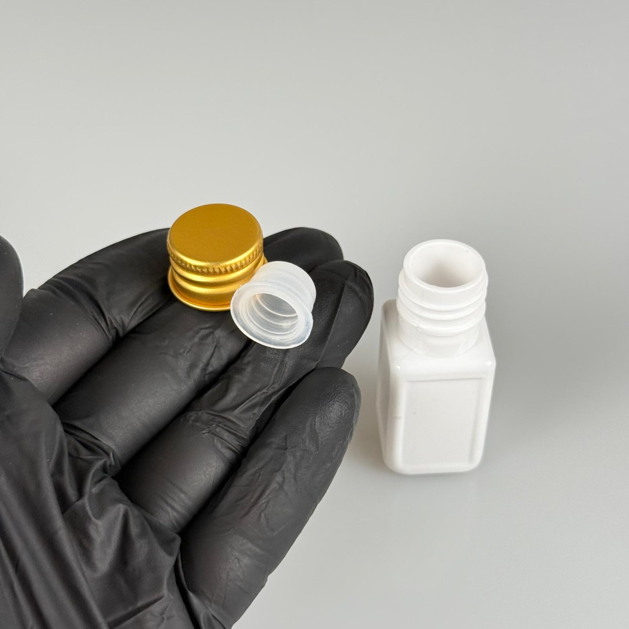 10 CC BEYAZ KARE PET SHOT ŞİŞE - KÖPÜK CONTALI GOLD ALÜMİNYUM METAL KAPAKLI + KÖR TIPALI TAKIM - 10 ML PLASTİK ŞİŞE