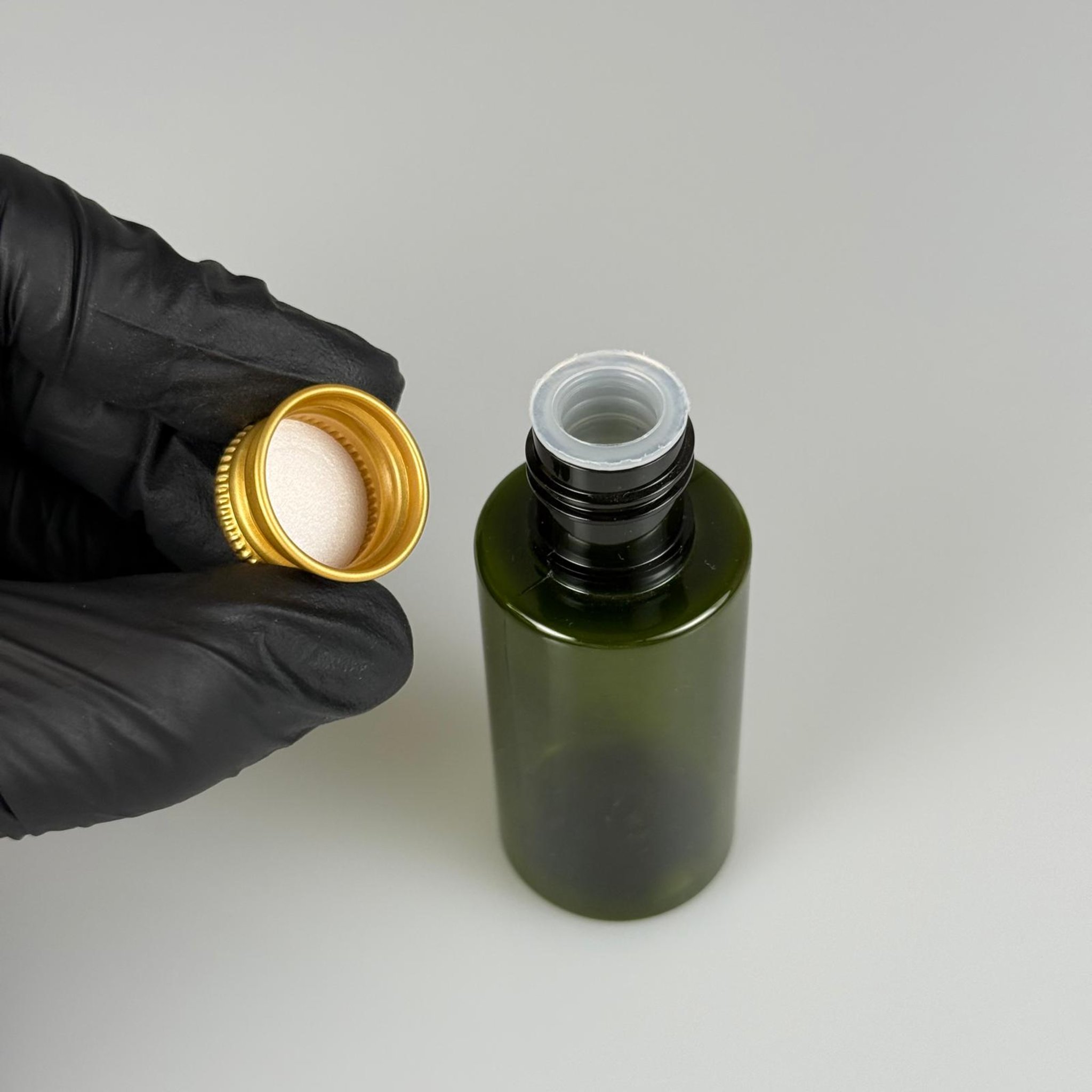 35 CC  SİLİNDİR YEŞİL PET ŞİŞE + KÖPÜK CONTALI GOLD ALÜMİNYUM METAL KAPAKLI + KÖR TIPALI TAKIM - 35 ML PLASTİK ŞİŞE