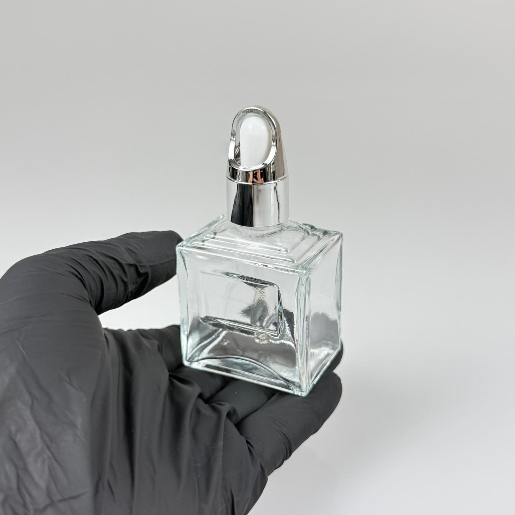 50 CC KÖŞELİ PRİZMA PRESTİJLİ CAM DAMLALIKLI ŞİŞE - BEYAZ EMZİK - GÜMÜŞ FLOWER SEPET MODEL METALİK KAPAK - 50 ML CAM DAMLALIKLI ŞİŞE - DAMLALIKLI BOŞ ŞİŞE