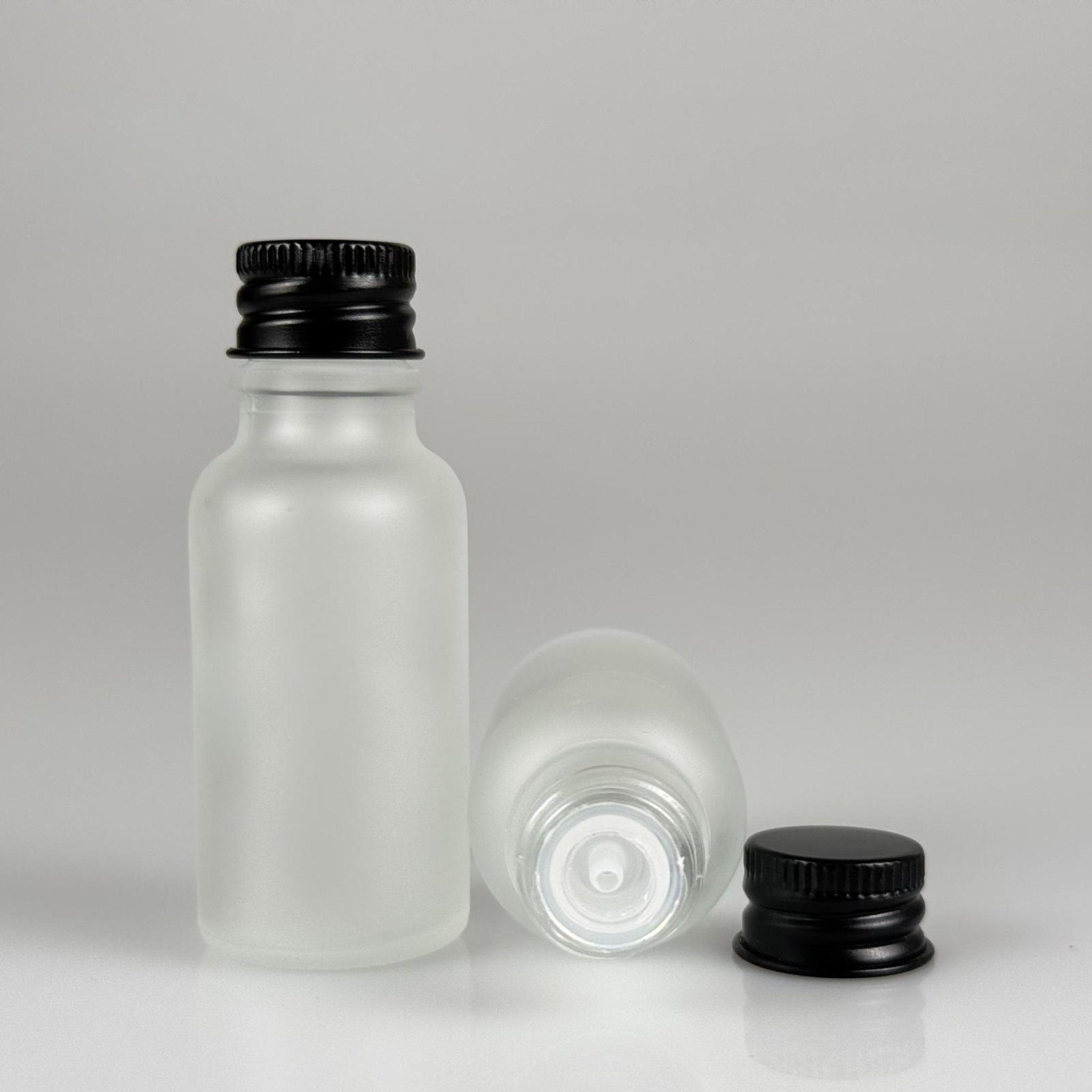 20 CC BUZLU CAM ŞİŞE + KÖPÜK CONTALI SİYAH ALÜMİNYUM METAL KAPAKLI + KOOLONYA TIPALI TAKIM - 20 ML BUZLU CAM ŞİŞE
