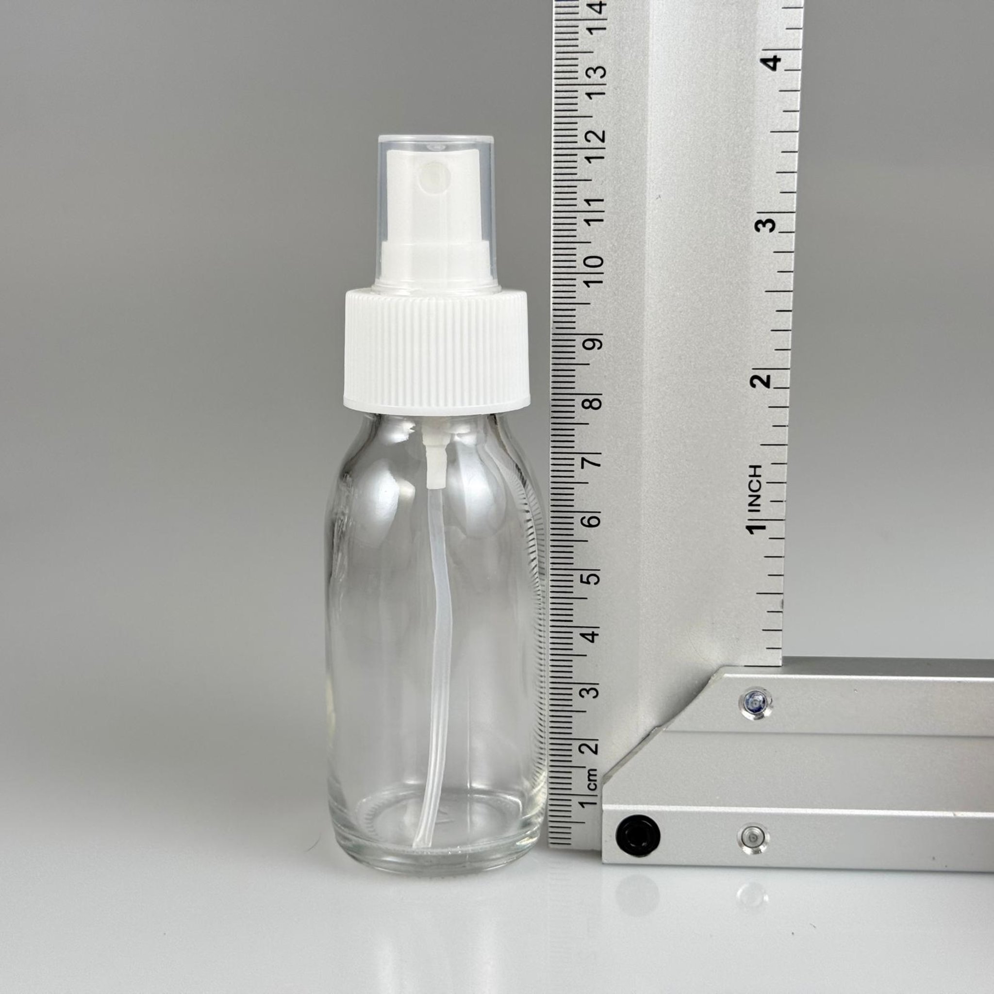 60 CC GENİŞ AĞIZLI ŞEFFAF CAM ŞİŞE BEYAZ SPREYLİ TAKIM - 60 ML ŞEFFAF ŞURUP ECZA ŞİŞESİ - MİKROPLARDAN KORUNMASI İÇİN İLAÇLANMIŞTIR, SUYA TUTUNCA ŞEFFAF RENGİ ALIR