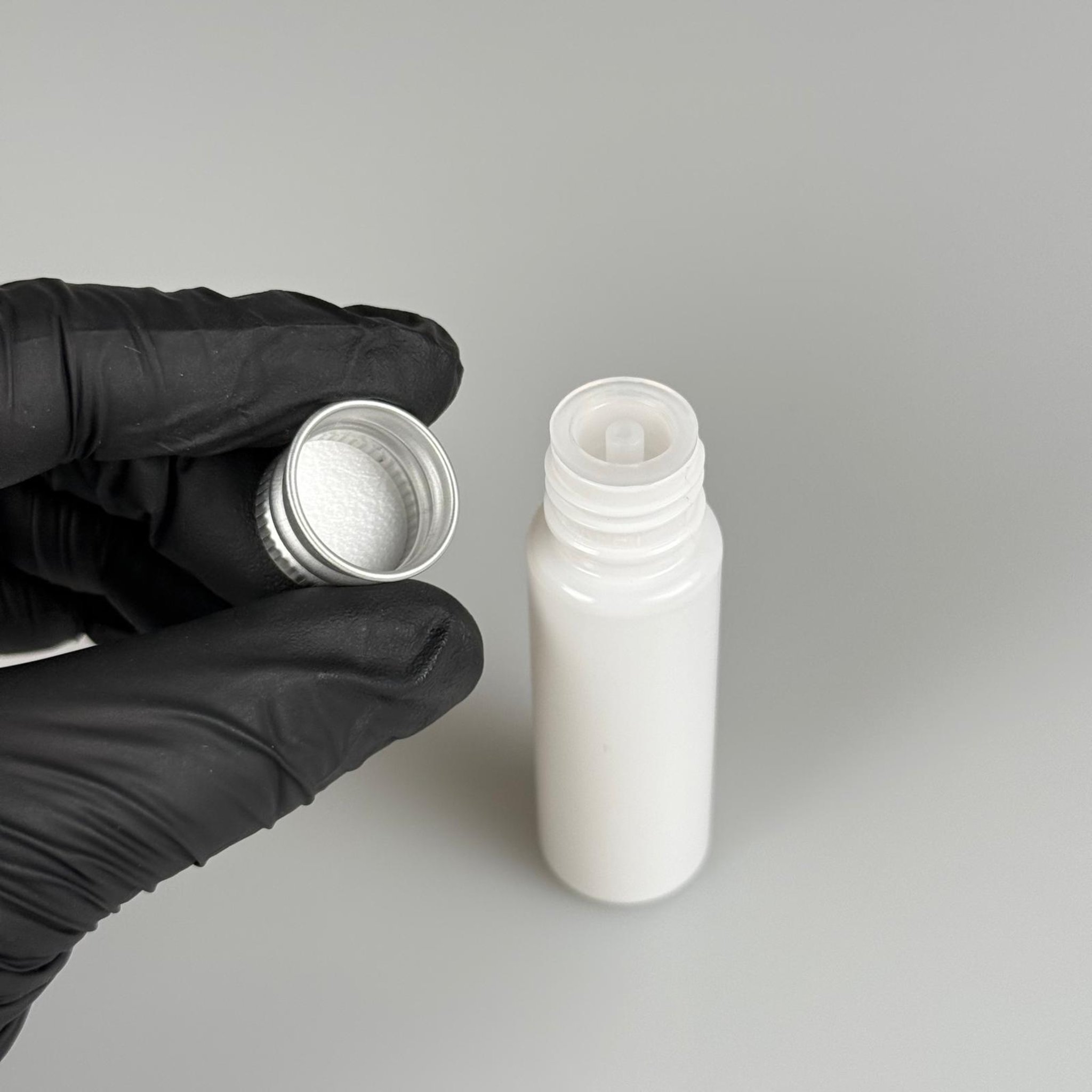 20 CC BEYAZ PET SHOT ŞİŞE - KÖPÜK CONTALI GÜMÜŞ ALÜMİNYUM METAL KAPAKLI + DAMLALIKLI KOLONYA TIPALI TAKIM - 20 ML PLASTİK ŞİŞE