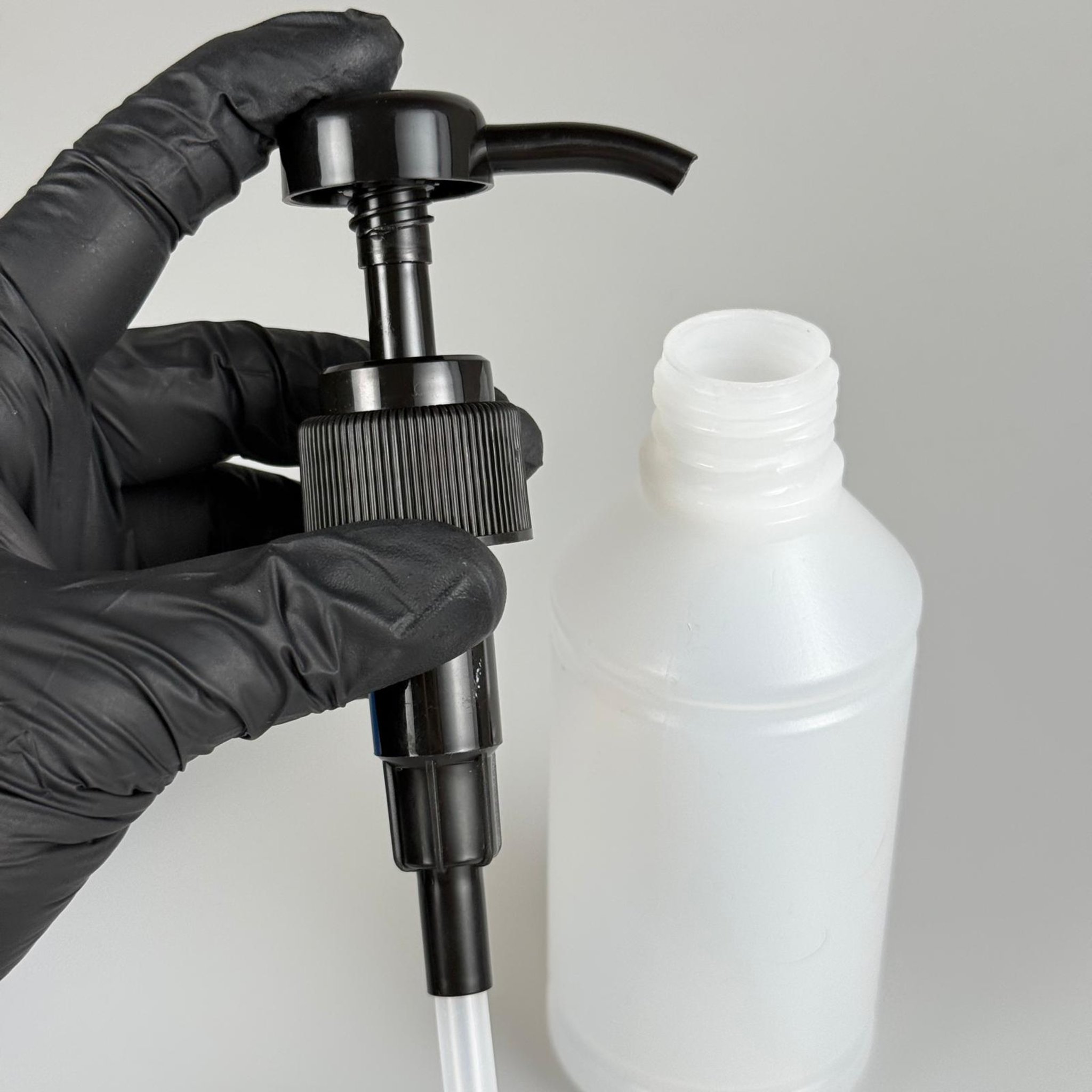 250 CC POLİETİLEN YARI SAYDAM MODEL ŞİŞE - SİYAH DOZAJ POMPALI (HER BASMADA 4 CC SIVI ATAR)  - 250 ML POMPALI ŞİŞE - ŞURUP, ŞAMPUAN, KREM GİBİ YOĞUN KIVAMLI SIVILARDA KULLANILIR