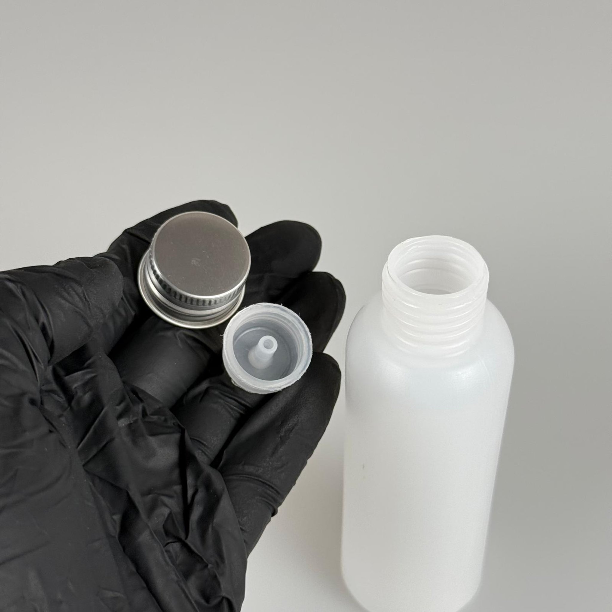 100 CC NATÜREL SERT POLİETİLEN ASETON ŞİŞESİ ( 24 MM ) + KÖPÜK CONTALI GÜMÜŞ METAL ALÜMİNYUM KAPAKLI + KOLONYA TIPALI TAKIM - 100 ML KAPAKLI PLASTİK ASETON ŞİŞELERİ
