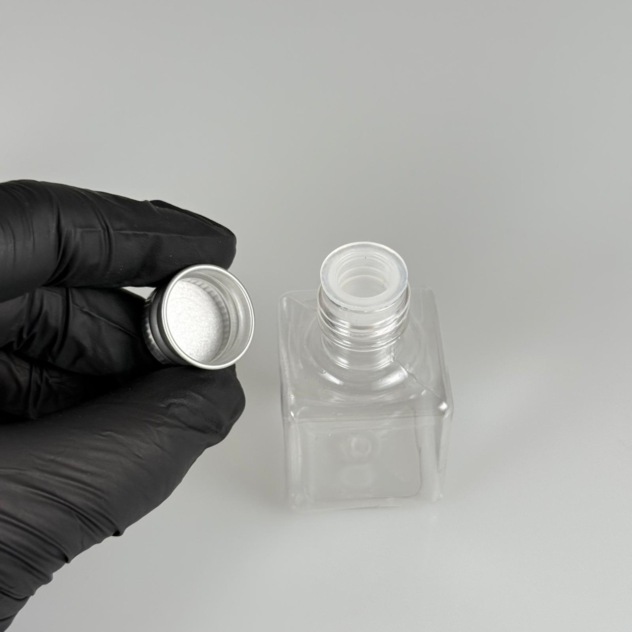 35 CC ŞEFFAF KARE PET ŞİŞE - KÖPÜK CONTALI GÜMÜŞ ALÜMİNYUM METAL KAPAKLI + KÖR TIPALI TAKIM - 35 ML ŞEFFAF KARE PET ŞİŞE