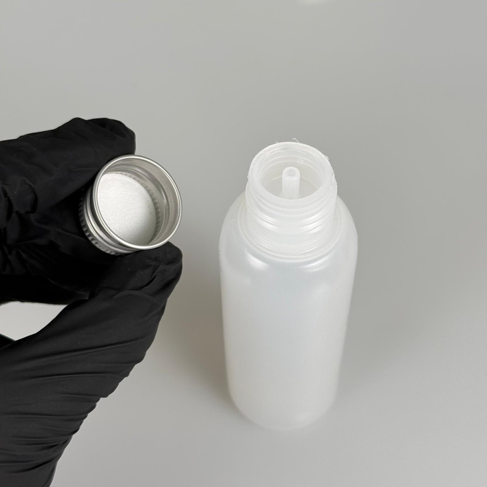 100 ML SIKILABİLİR YUMUŞAK PE POLİETİLEN PLASTİK ASETON ŞİŞESİ ( 24 AĞIZ ) + KÖPÜK CONTALI GÜMÜŞ METAL ALÜMİNYUM KAPAKLI + KOLONYA TIPALI TAKIM - 100 cc sos, yağ, kartuş, mürekkep vb için boş şişeler