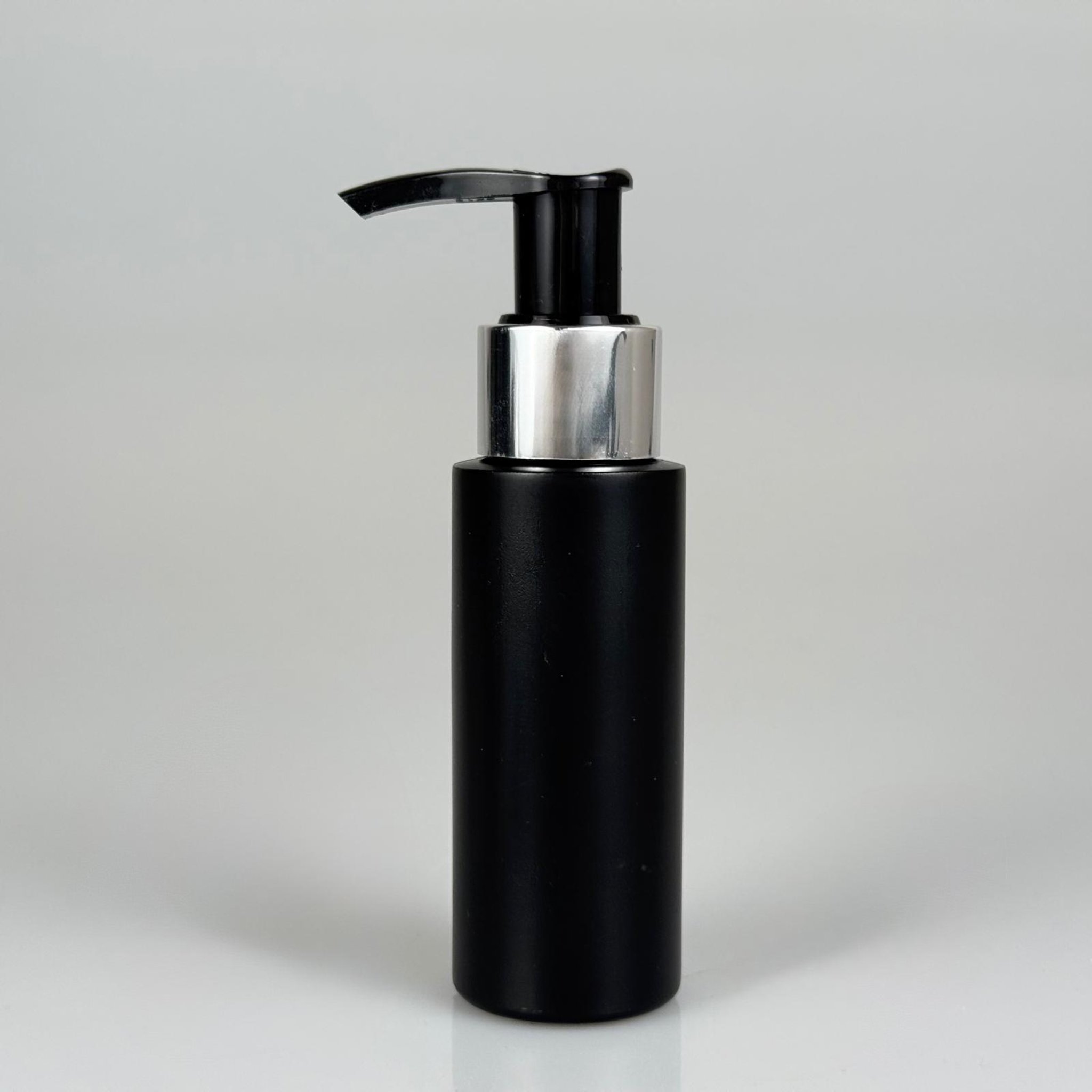 50 CC SİYAH POLİETİLEN PLASTİK ŞİŞE - GÜMÜŞ POMPALI ( ÜSTÜ SİYAH TAKIM - 50 ML POMPALI PLASTİK ŞİŞE