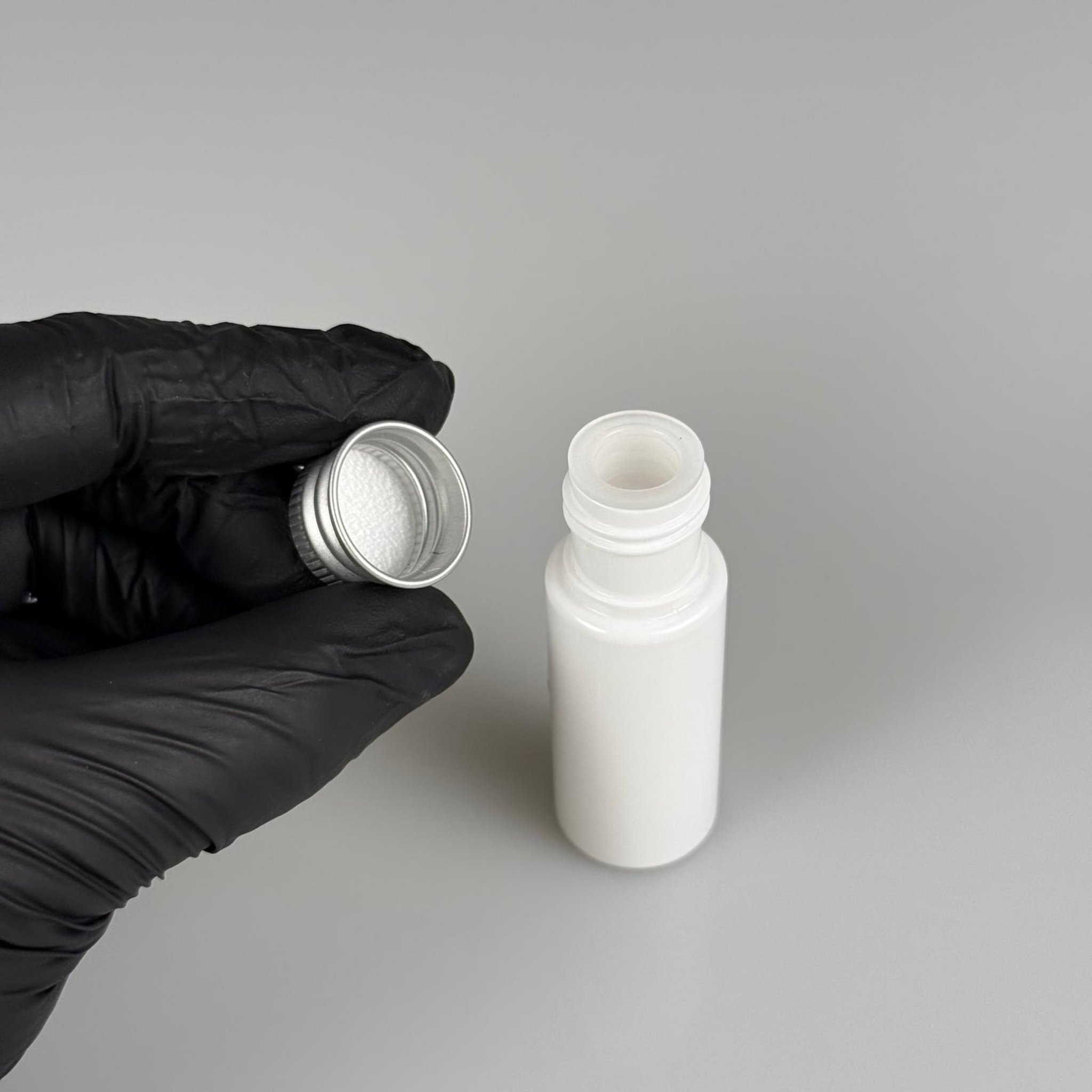 15 CC BEYAZ SİLİNDİR PET ŞİŞE + KÖPÜK CONTALI GÜMÜŞ ALÜMİNYUM METAL KAPAKLI + KÖR TIPALI TAKIML - 15 ML BEYAZ PET ŞİŞE