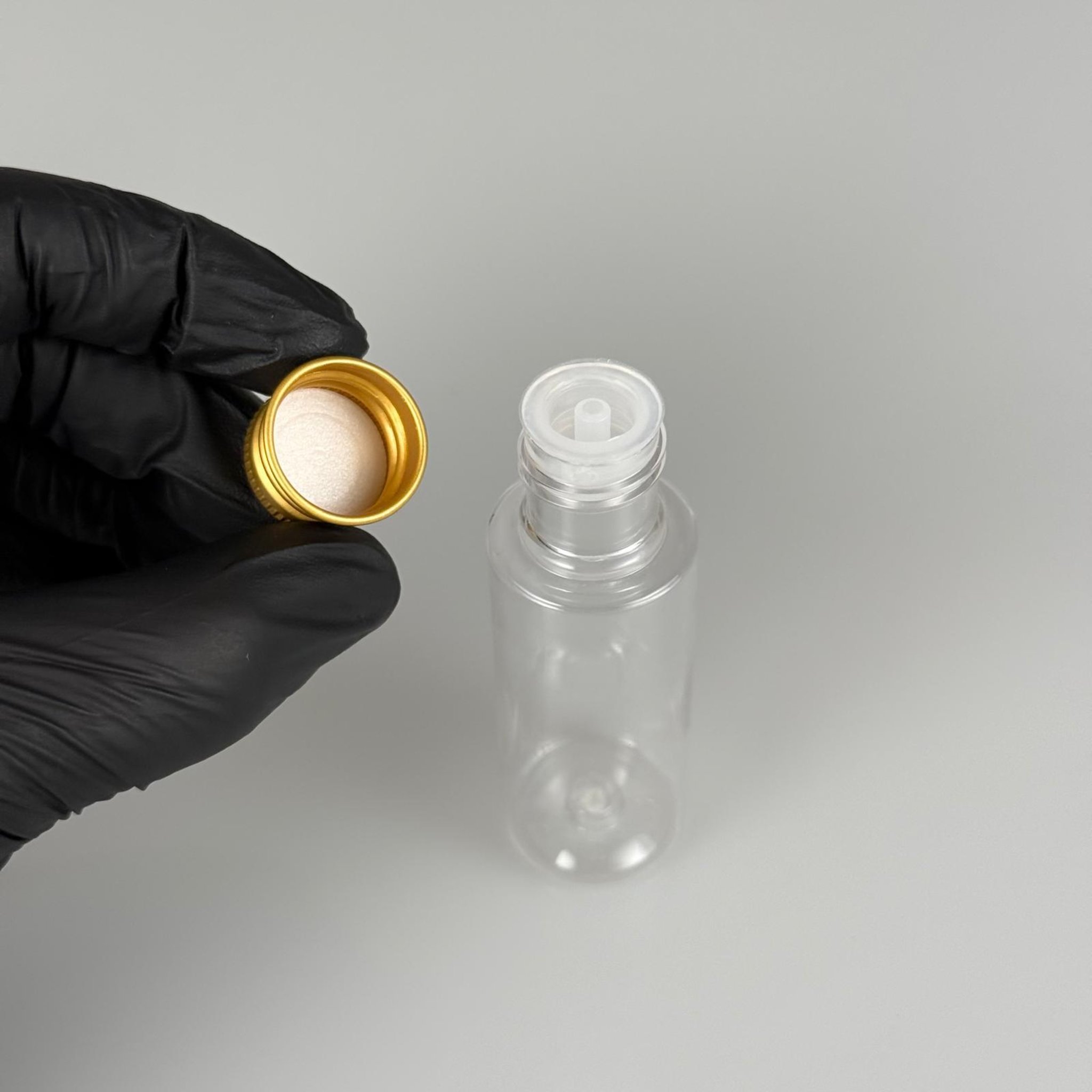 30 CC ŞEFFAF SİLİNDİR UZUN MODEL PET ŞİŞE + KÖPÜK CONTALI GOLD ALÜMİNYUM METAL KAPAKLI + DAMLALIKLI KOLONYA TIPALI TAKIM - 30 ML PLASTİK ŞİŞE