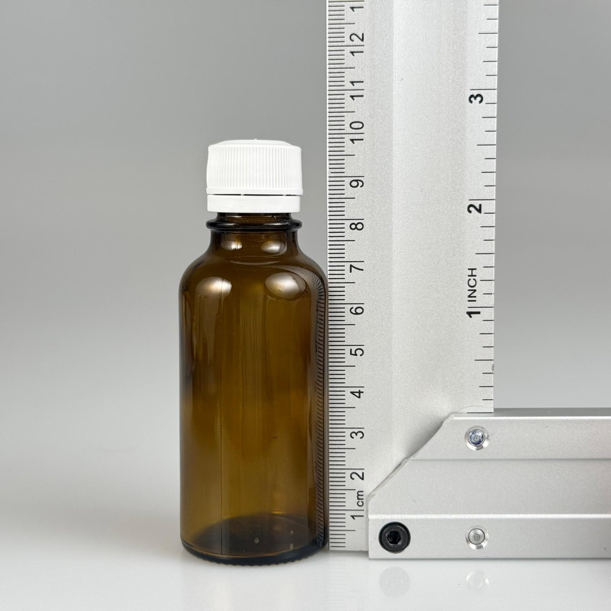 50 CC AMBER CAM ŞİŞE - BEYAZ KAPAKLI (KİLİT KOPMAZ, İŞLEVİ YOK ANCAK SIZDIRMAZ KAPAK) - 50 ML CAM ŞİŞE - KAHVERENGİ