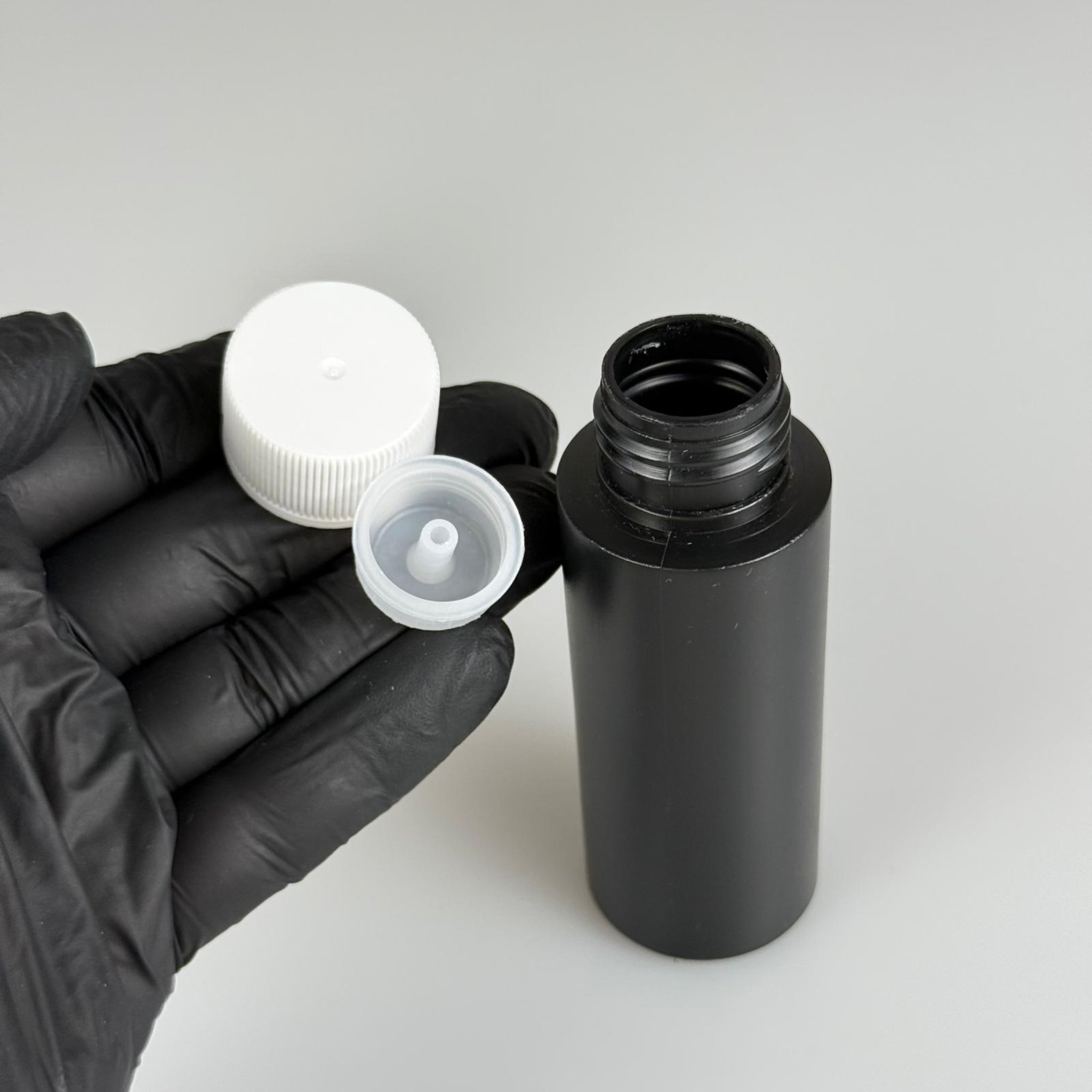 50 CC SİYAH POLİETİLEN PLASTİK ŞİŞE - BEYAZ KÖPÜK CONTALI KAPAKLI + KOLONYA TIPALI TAKIM  - 50 ML KAPAKLI PLASTİK ŞİŞE