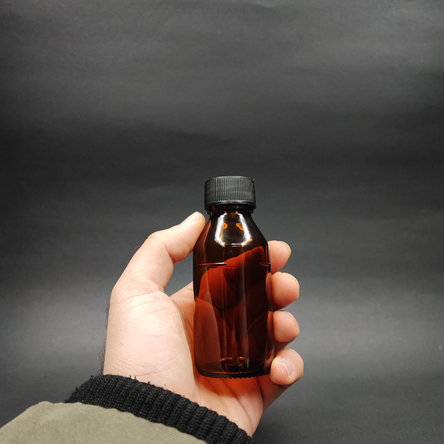 60 ML DOLUMU KOLAY, GENİŞ AĞIZLI İÇTEN DAMLALIKLI ŞİŞE (25 MM AĞIZ) - 60 CC SİYAH CONTALI KAPAKLI İÇTEN DAMLALIKLI CAM ECZA ŞİŞESİ - AMBER KAHVERENGİ