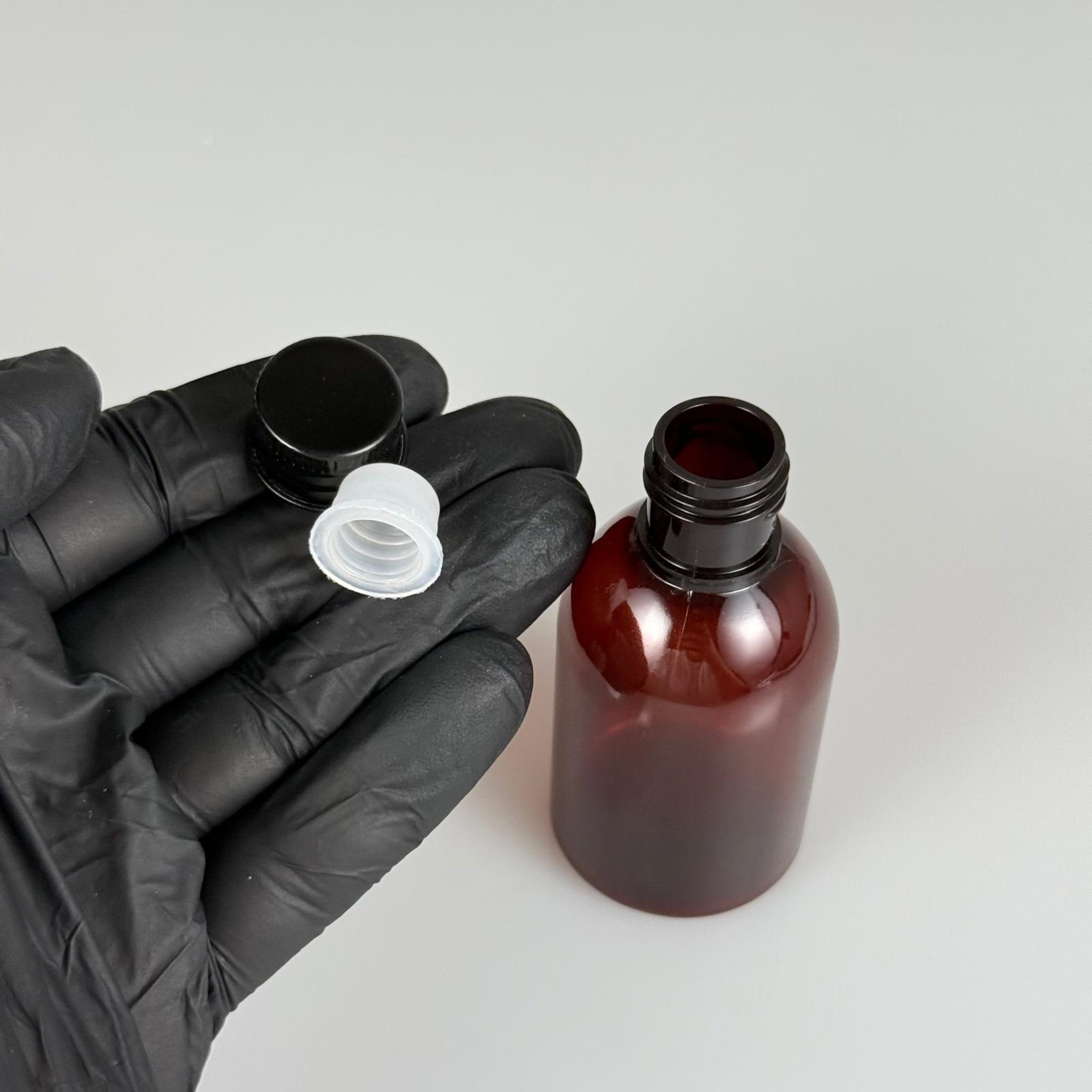50  CC AMBER PET ŞİŞE + KÖPÜK CONTALI SİYAH ALÜMİNYUM METAL KAPAKLI + KÖR TIPALI TAKIM - 50 ML KAHVERENGİ PLASTİK ŞİŞE