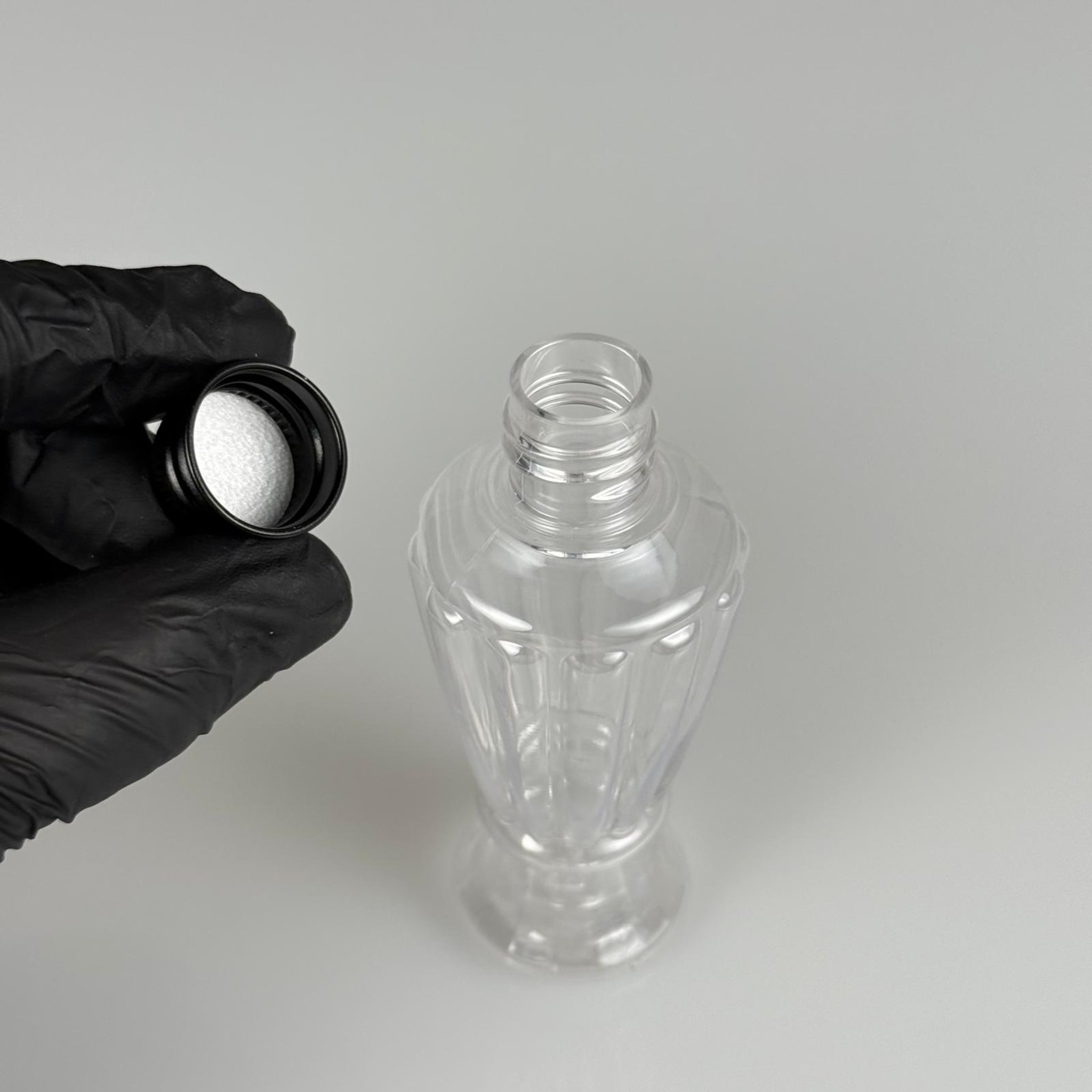 50 CC MİNİ VAZO HÜRREM PET ŞİŞE + KÖPÜK CONTALI SİYAH ALÜMİNYUM METAL KAPAKLI TAKIM - 50 ML PLASTİK CAMPET ŞİŞE