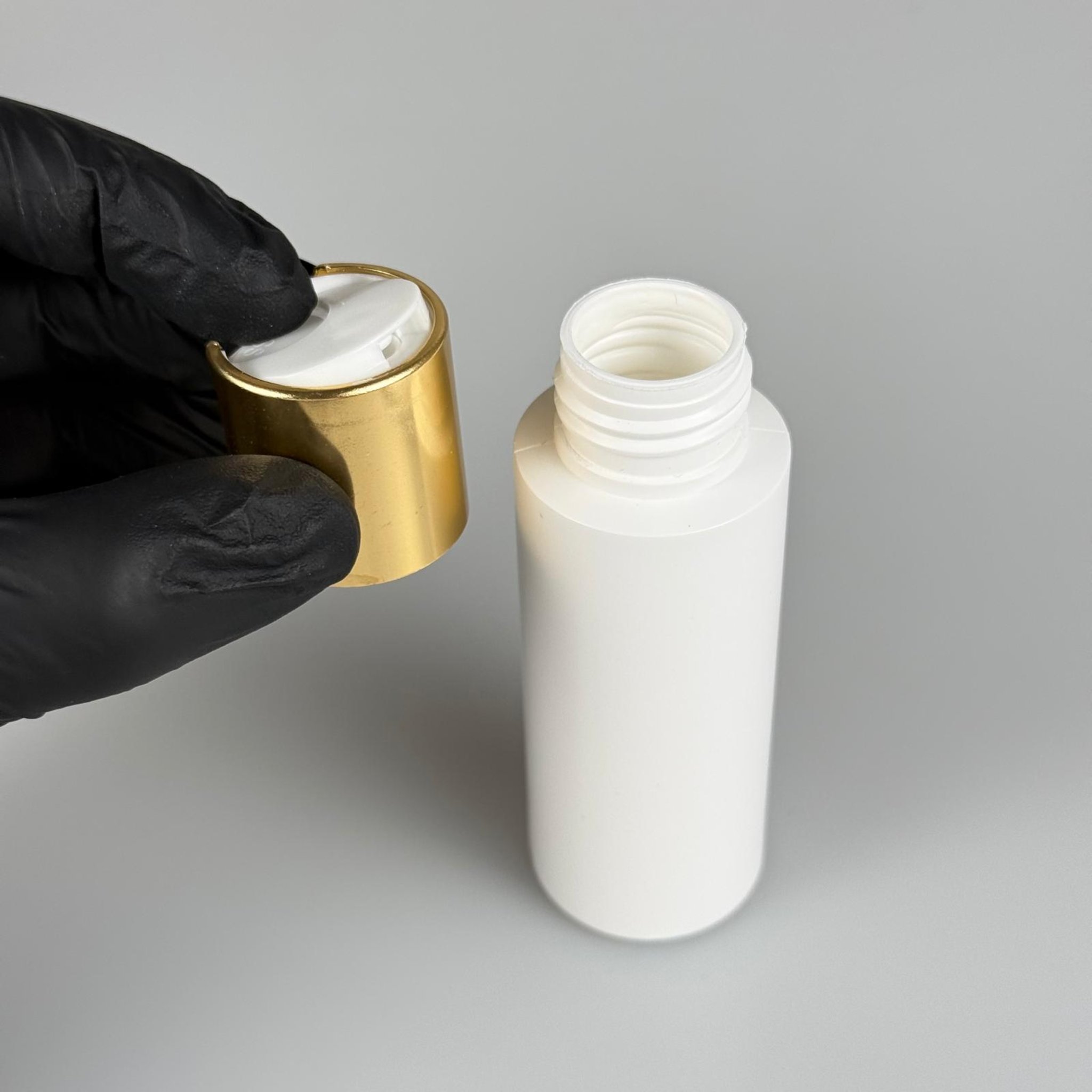 50 CC BEYAZ POLİETİLEN ŞAMPUAN ŞİŞESİ -  50 ML GOLD DİSKTOP ŞAMPUAN KAPAKLI ( ÜSTÜ BEYAZ ) TAKIM