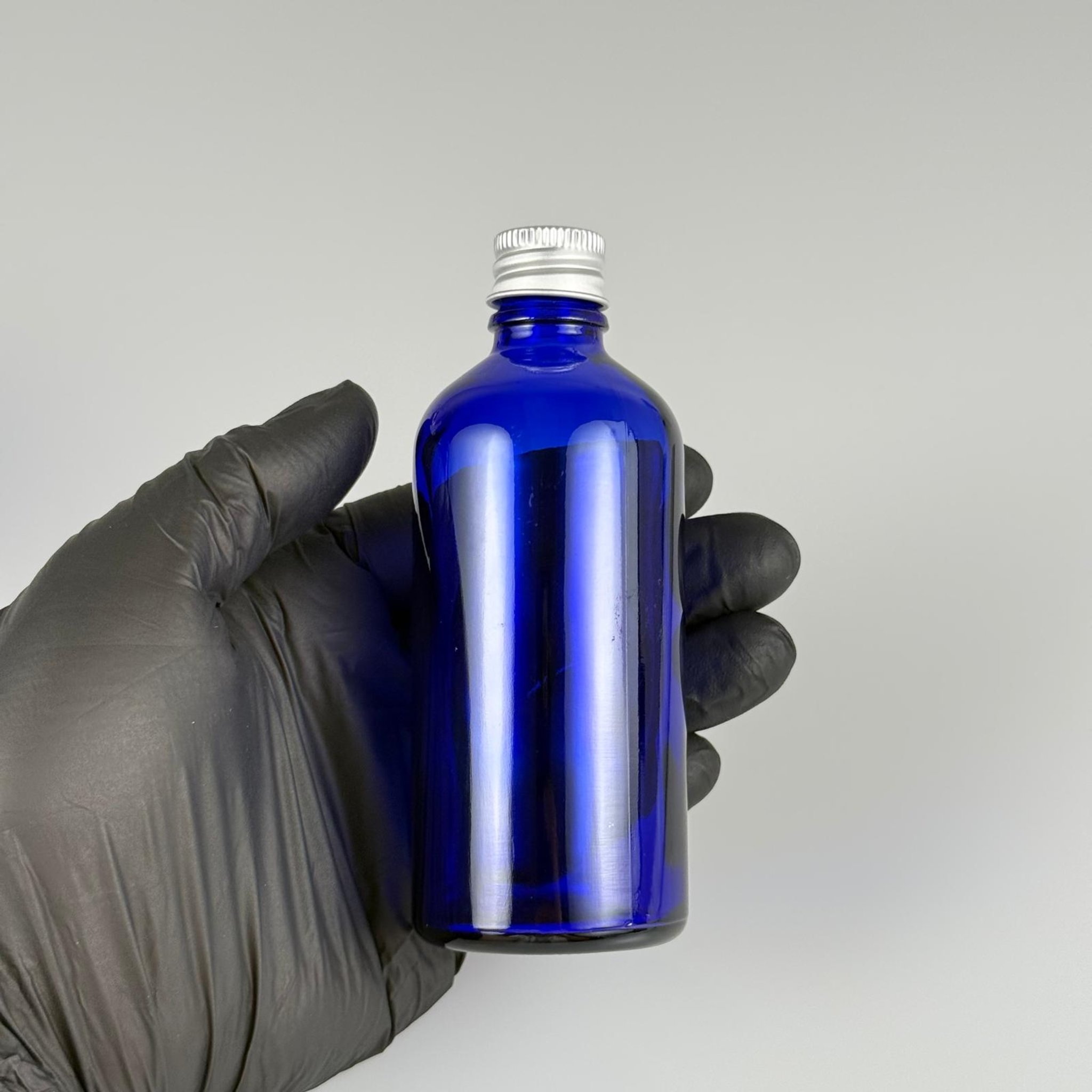 100 CC MAVİ CAM ŞİŞE + KÖPÜK CONTALI GÜMÜŞ ALÜMİNYUM METAL + KÖR TIPALI KAPAKLI TAKIM - 100 ML MAVİ CAM ŞİŞE