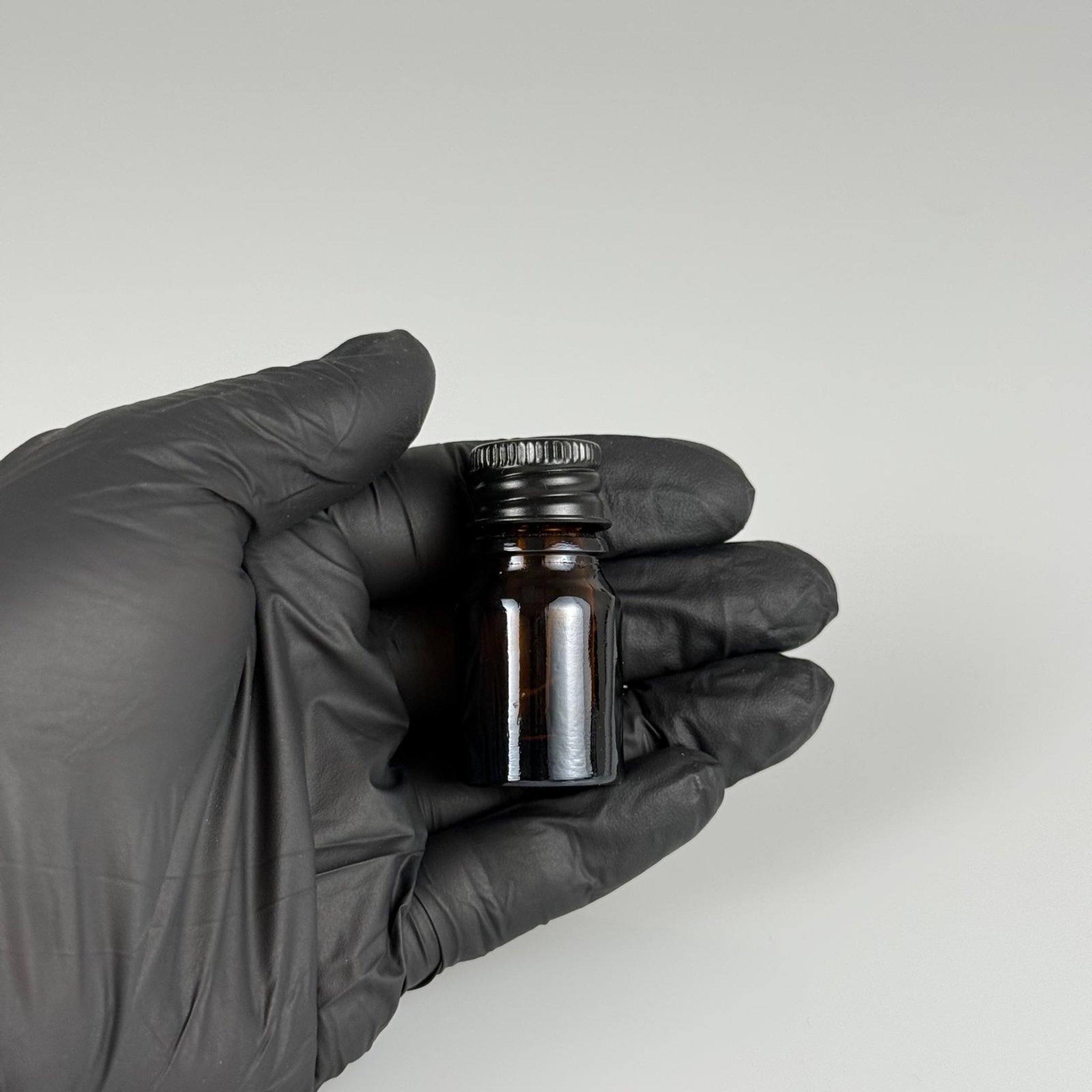 3 CC AMBER CAM ŞİŞE + KÖPÜK CONTALI SİYAH ALÜMİNYUM METAL KAPAKLI + KÖR TIPALI TAKIM - 3 ML KAHVERENGİ CAM ŞİŞE