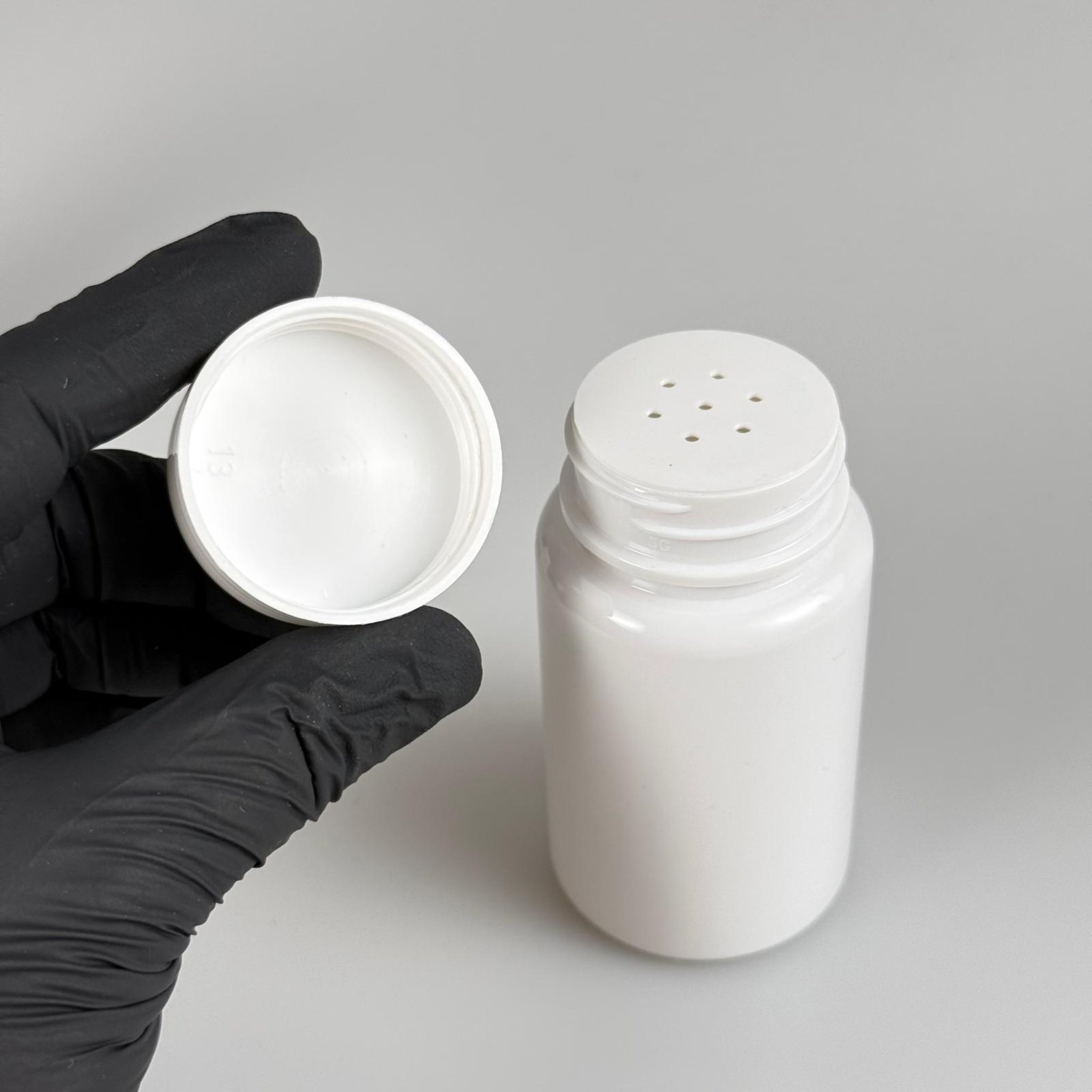 100 CC SİYAH PET PUDRA ŞİŞESİ + BEYAZ PLASTİK KAPAKLI + PUDRA TIPALI TAKIM - 100 ML PUDRA KUTUSU, EKO TUZLUK